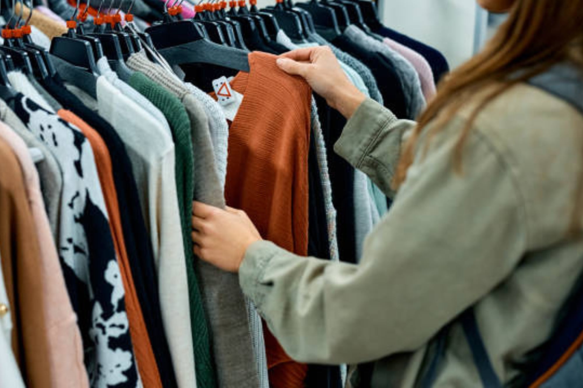 Cuáles son las tres prendas que evidencian mal gusto y no deberías tener en tu guardarropa