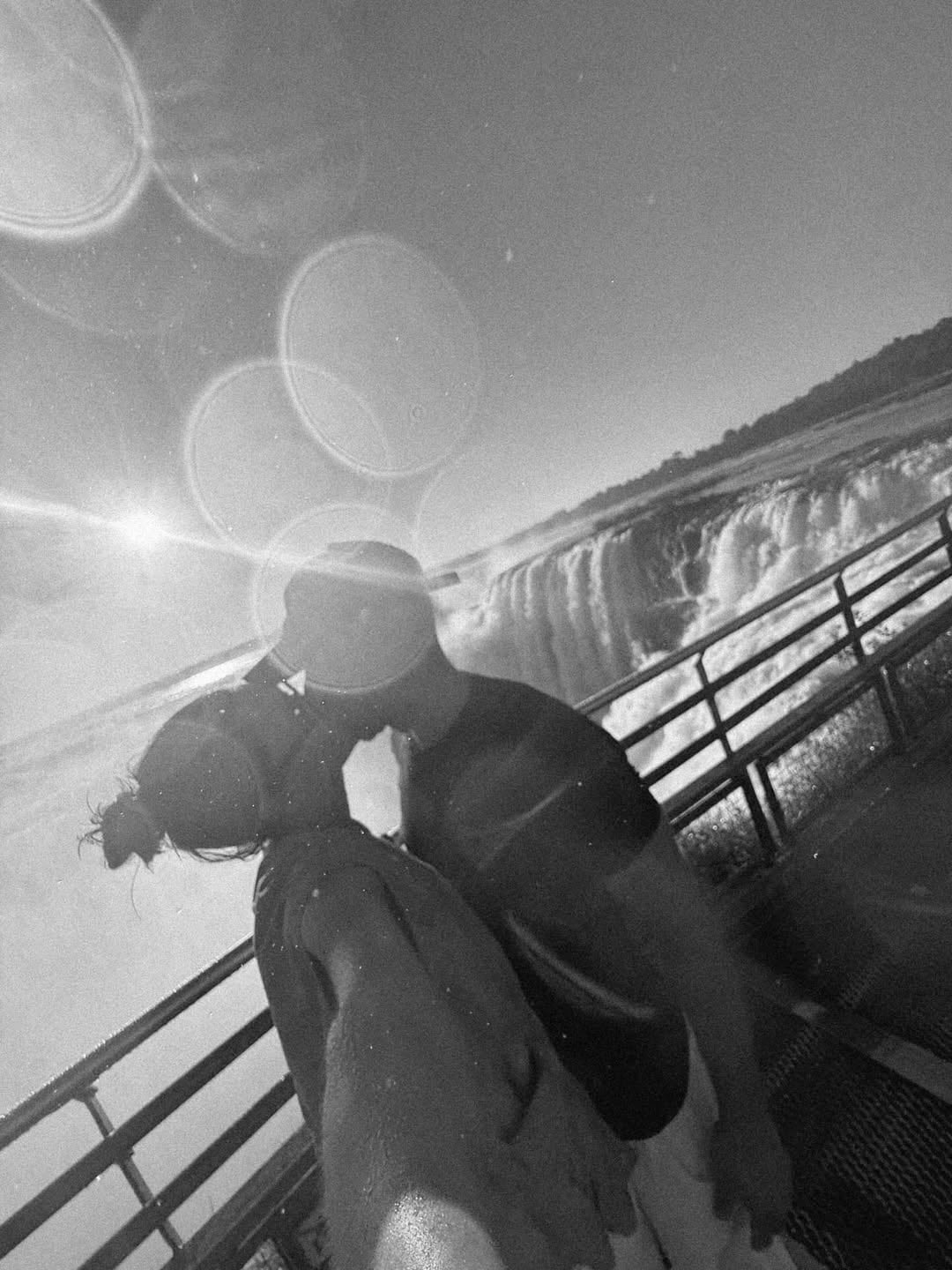 El beso romántico de la pareja en las Cataratas del Iguazú