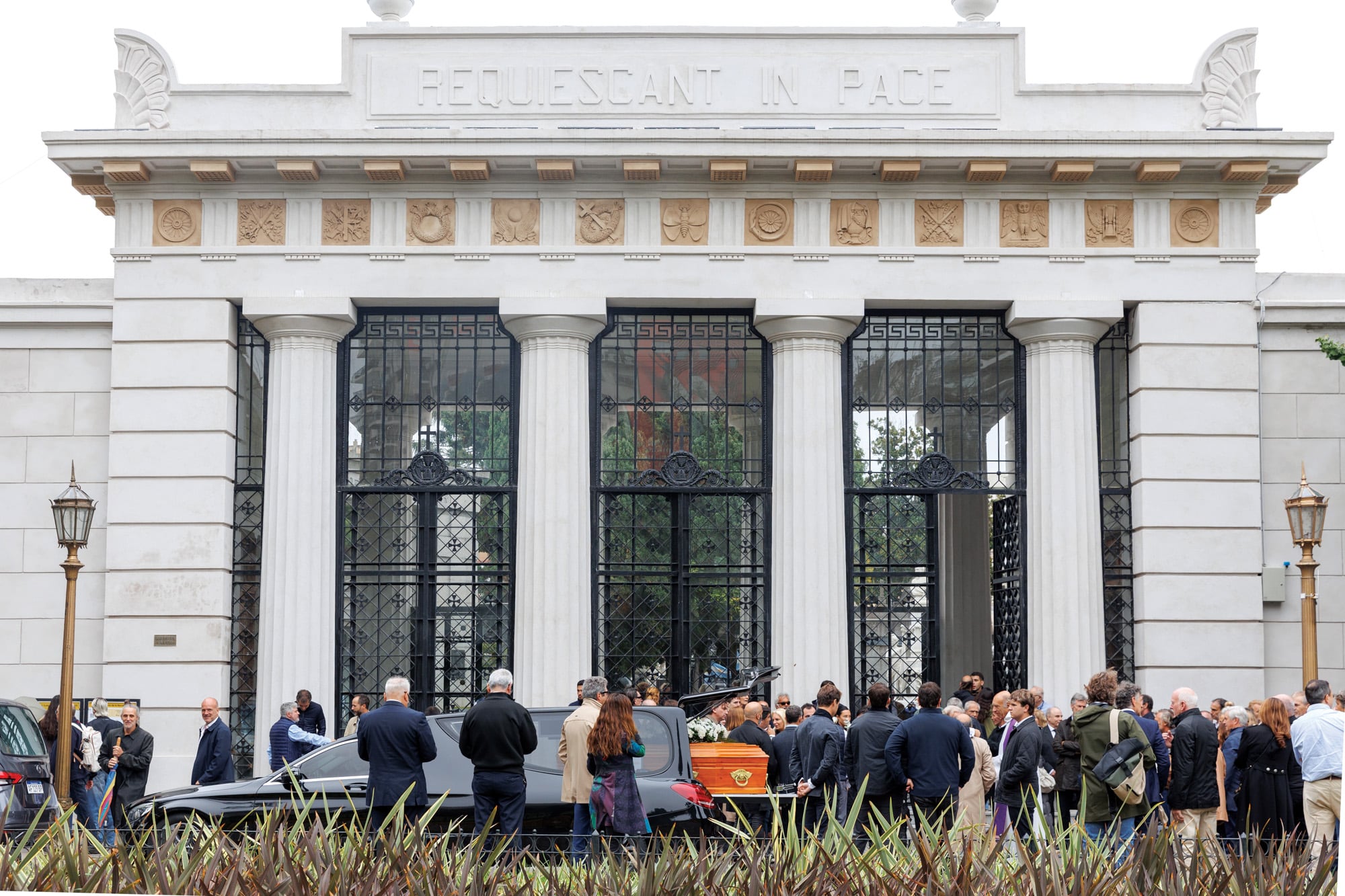El cortejo fúnebre llega al cementerio de la Recoleta