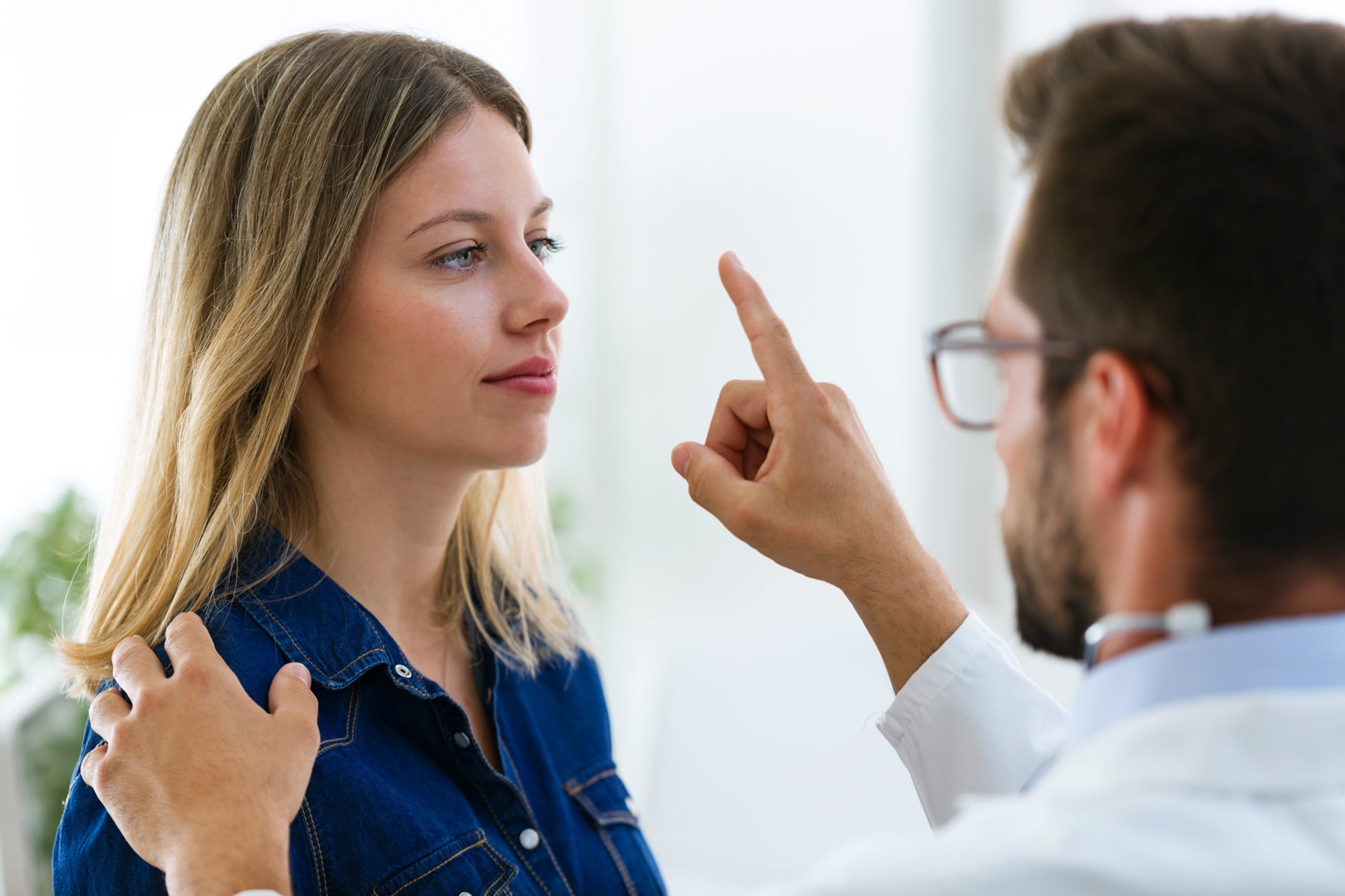 Los oftalmólogos recomiendan hacer la cirugía refractiva de los ojos antes de los 30 años