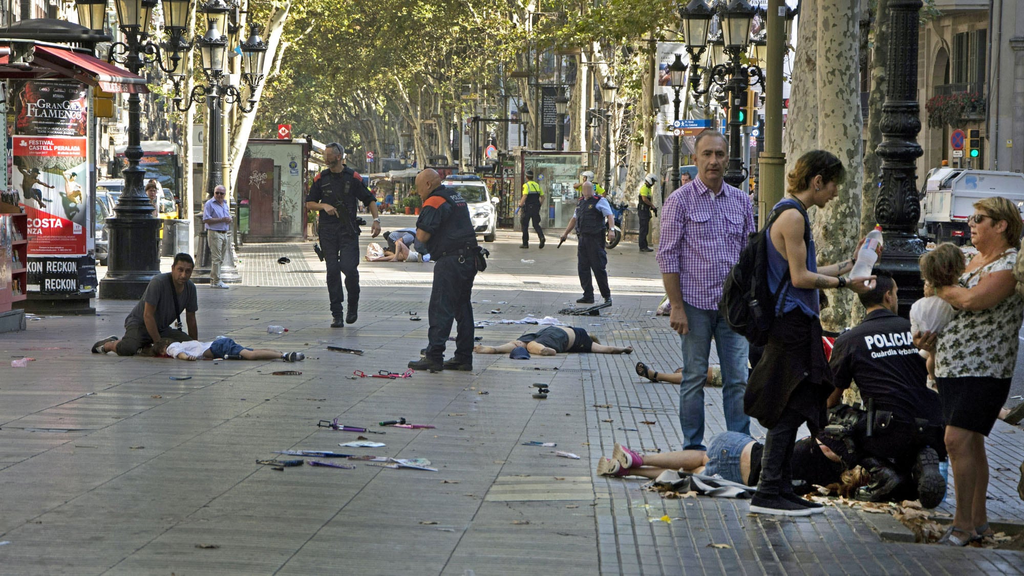 Turistas y vecinos fueron evacuados de la zona mientras las fuerzas de seguridad desplegaban un amplio operativo en el centro de Barcelona
