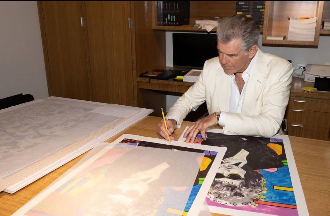Pierce Brosnan encontró en el arte la forma de sobrevellar el dolor