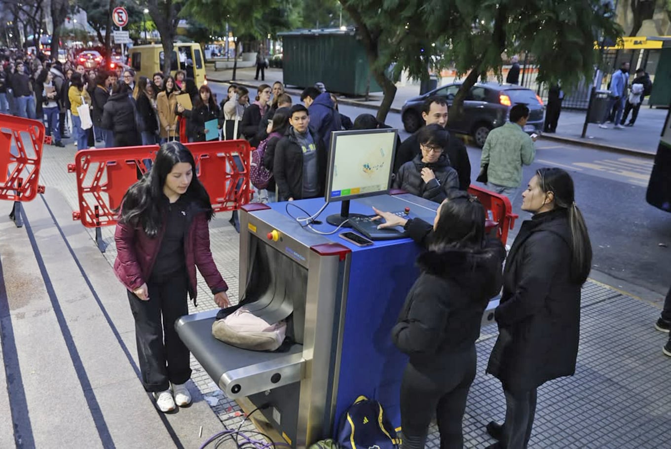 Los postulantes debieron pasar por controles de seguridad con escáneres antes de ingresar a la Facultad de Ciencias Médicas