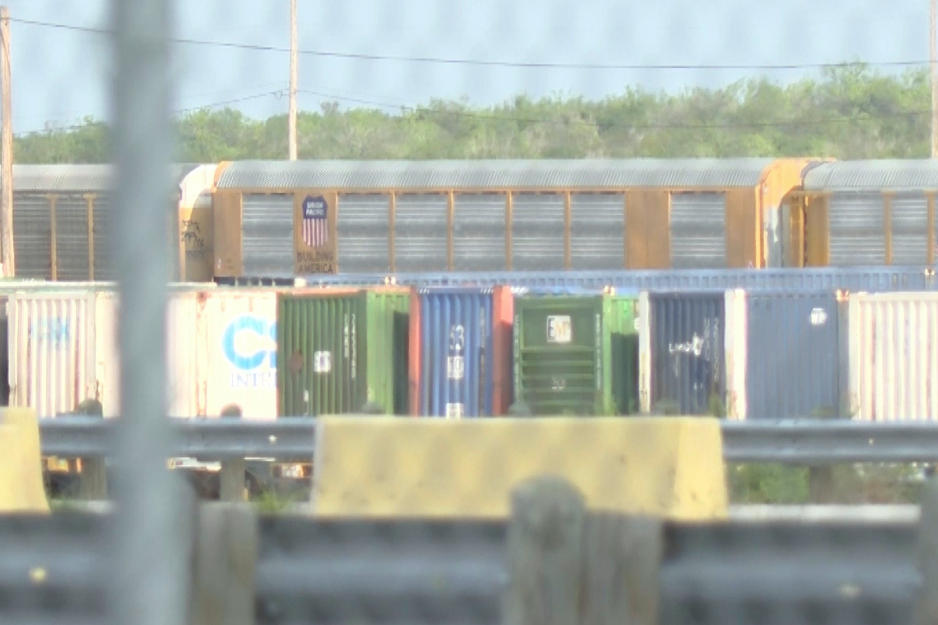 En esta imagen, tomada de un video proporcionado por KGNS, se ven vagones de tren de Union Pacific en una estación de clasificación en Laredo, Texas, el domingo 10 de mayo de 2026