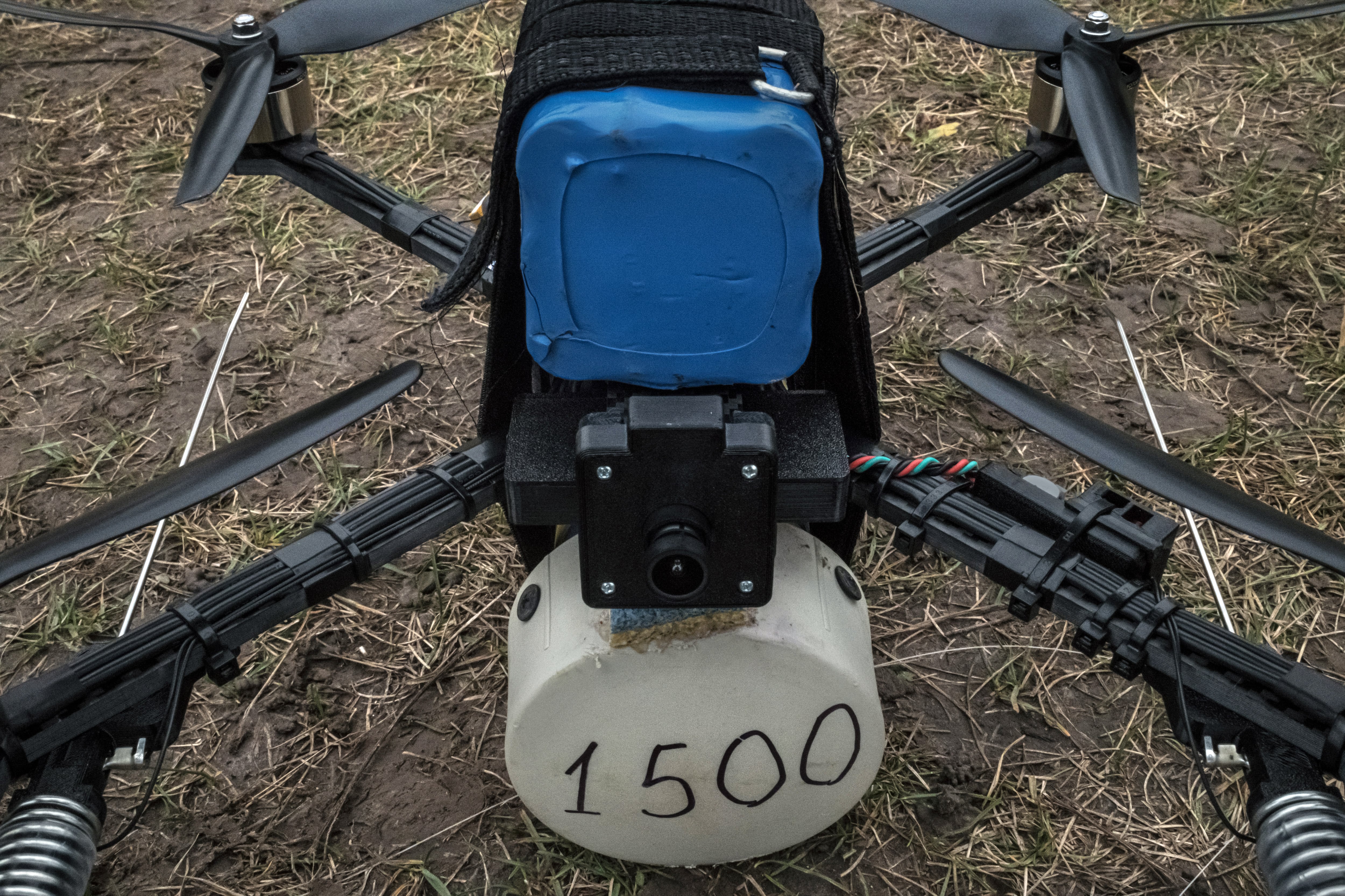 Un dron con un explosivo simulado lastrado espera un vuelo de prueba en una ubicación no revelada en Ucrania