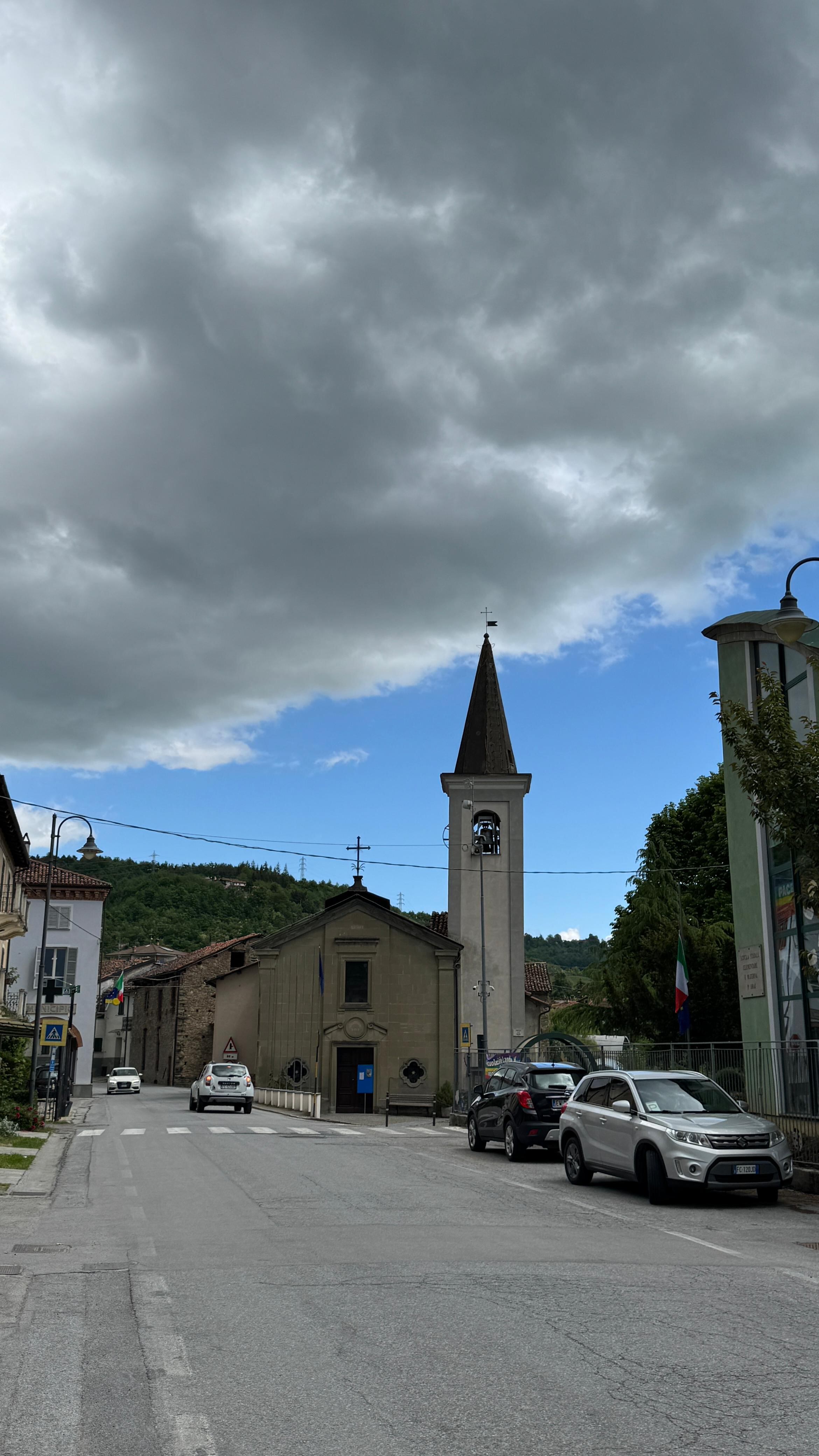 La iglesia parroquial de Sale delle Langhe, uno de los pocos edificios destacados del pequeño pueblo ubicado al norte de Italia