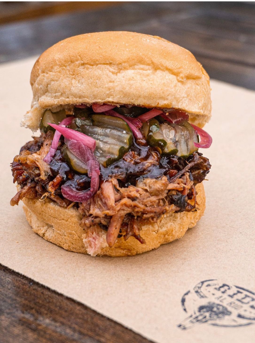 También se ofrecerán salmón y trucha ahumada, además de acompañamientos asociados con la cocina smokehouse y el comfort food estadounidense