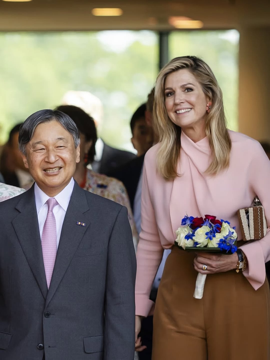 Máxima Zorreguieta se lució con una blusa color rosa y un pantalón de vestir color marrón (Foto: Instagram @koninklijkhuis)
