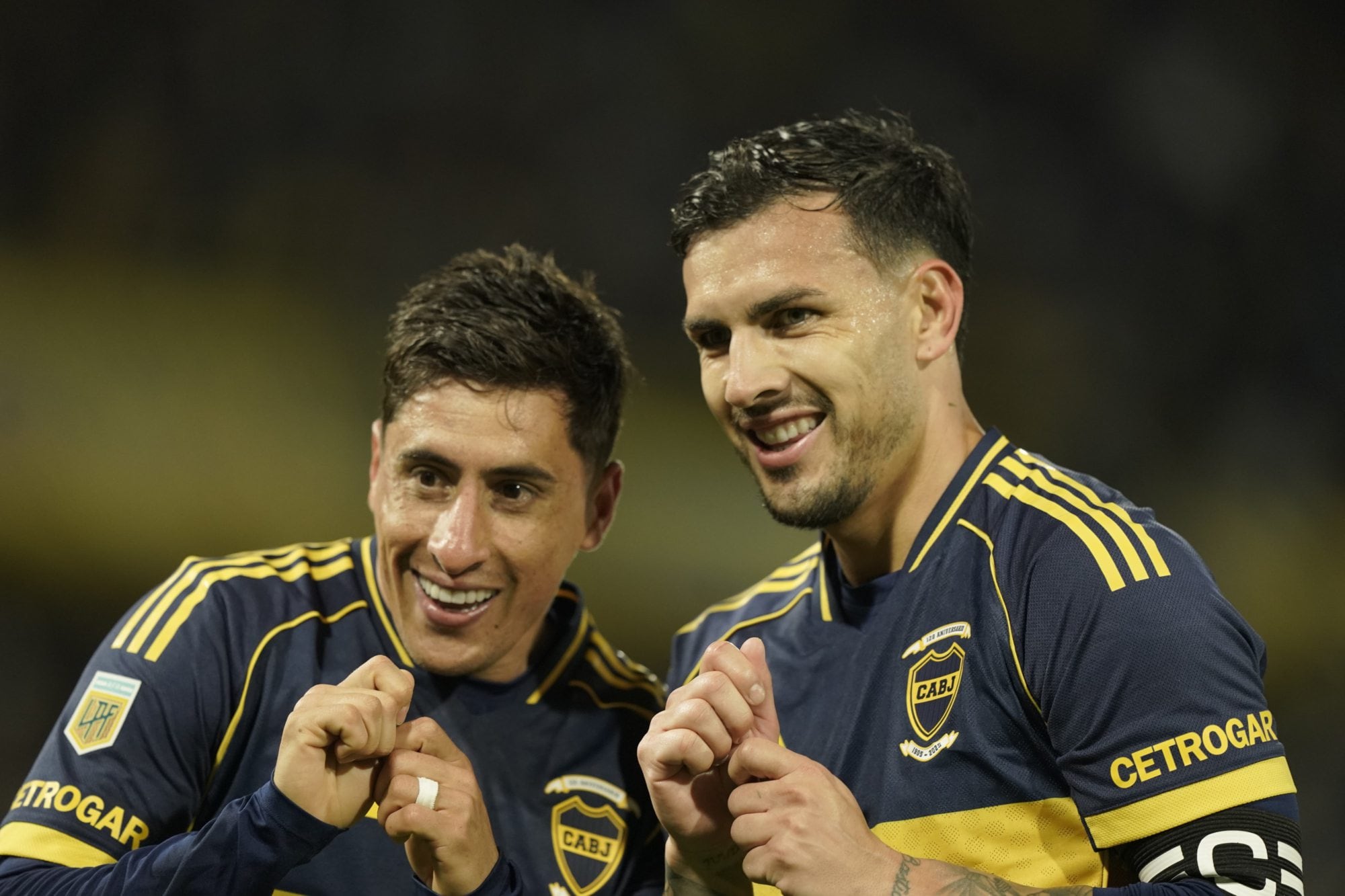 La celebración de Merentiel y Paredes; el volante volvió a ser importante en la estructura de Boca