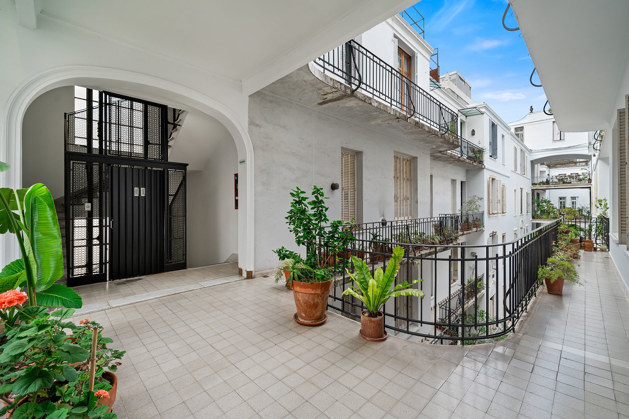 En los patios internos conviven bancos de mampostería barandas de hierro y detalles que remiten a un patio andaluz