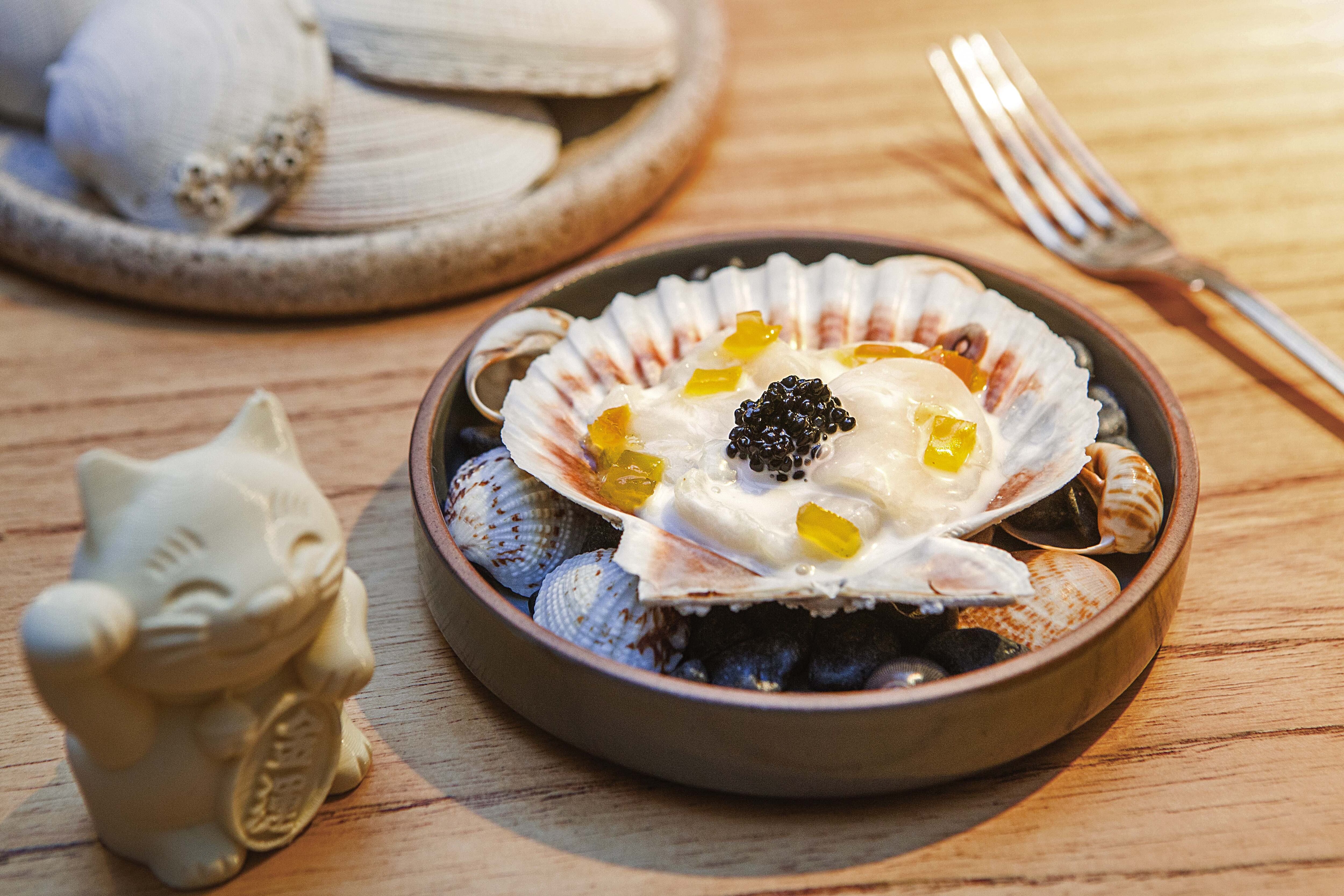 Delicadas vieiras con caviar.