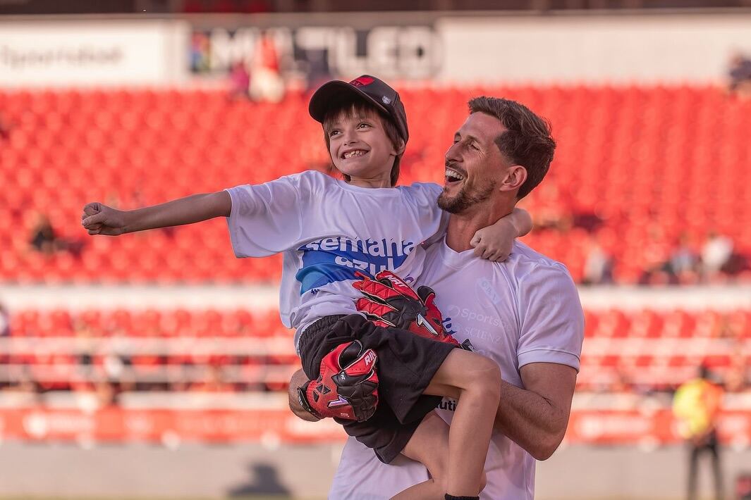 Benchu, el hijo de Rodrigo Rey, fue diagnosticado con Trastorno del Espectro Autista y junto a su familia realizar campañas de concientización y visibilización (Foto: Instagram @lali_rey_)