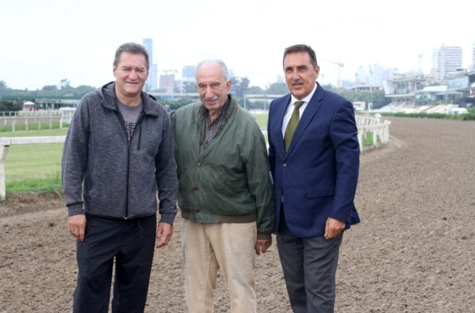 El abogado Guillermo Patricio Guglielmetti (de saco azul), Julio El Ahmed (campera verde) y Fabián Acosta (campera gris), en el homenaje a Guillermo Nimo, a diez años de su muerte