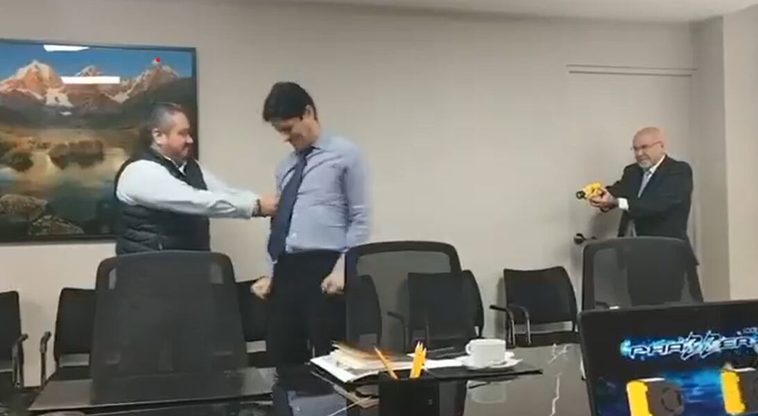 Un alcalde peruano probó una pistola Taser con su asesor y desató un escándalo político