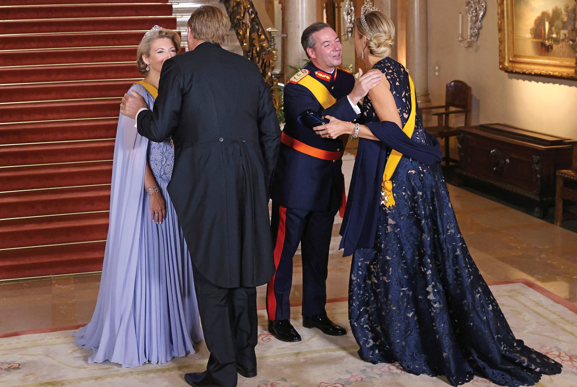 El momento en que los reyes Guillermo y Máxima de Países bajos saludan a los nuevos soberanos