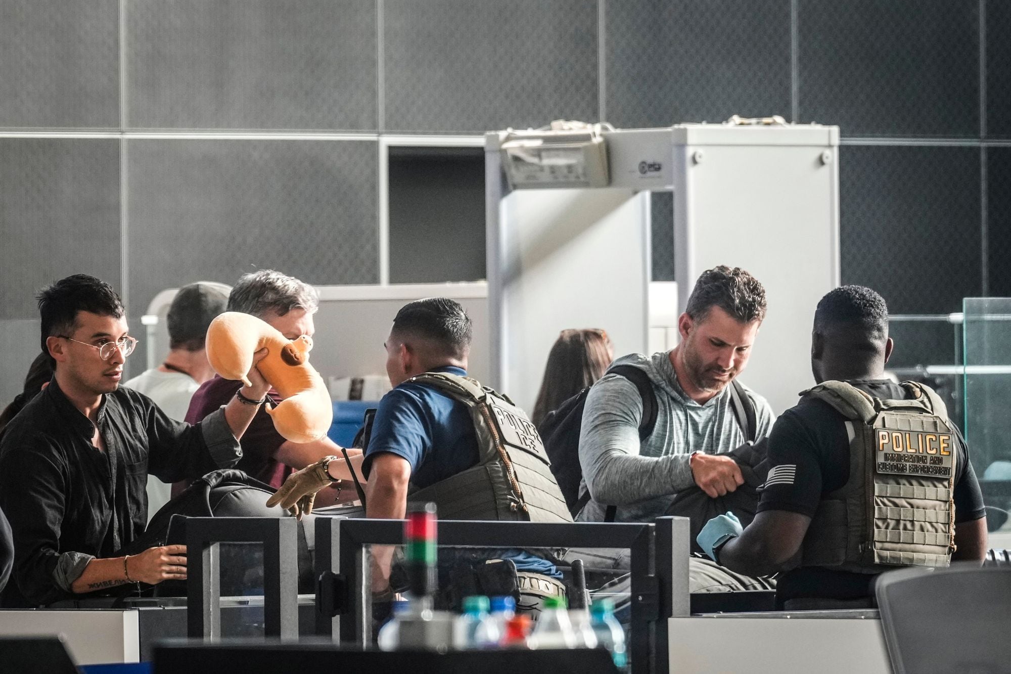 Los titulares de los pasaportes bajo el programa que deben pagar la tarifa diferenciada solo pueden entrar a EE.UU. a través de aeropuertos comerciales o ubicaciones de pre-autorización de la CBP