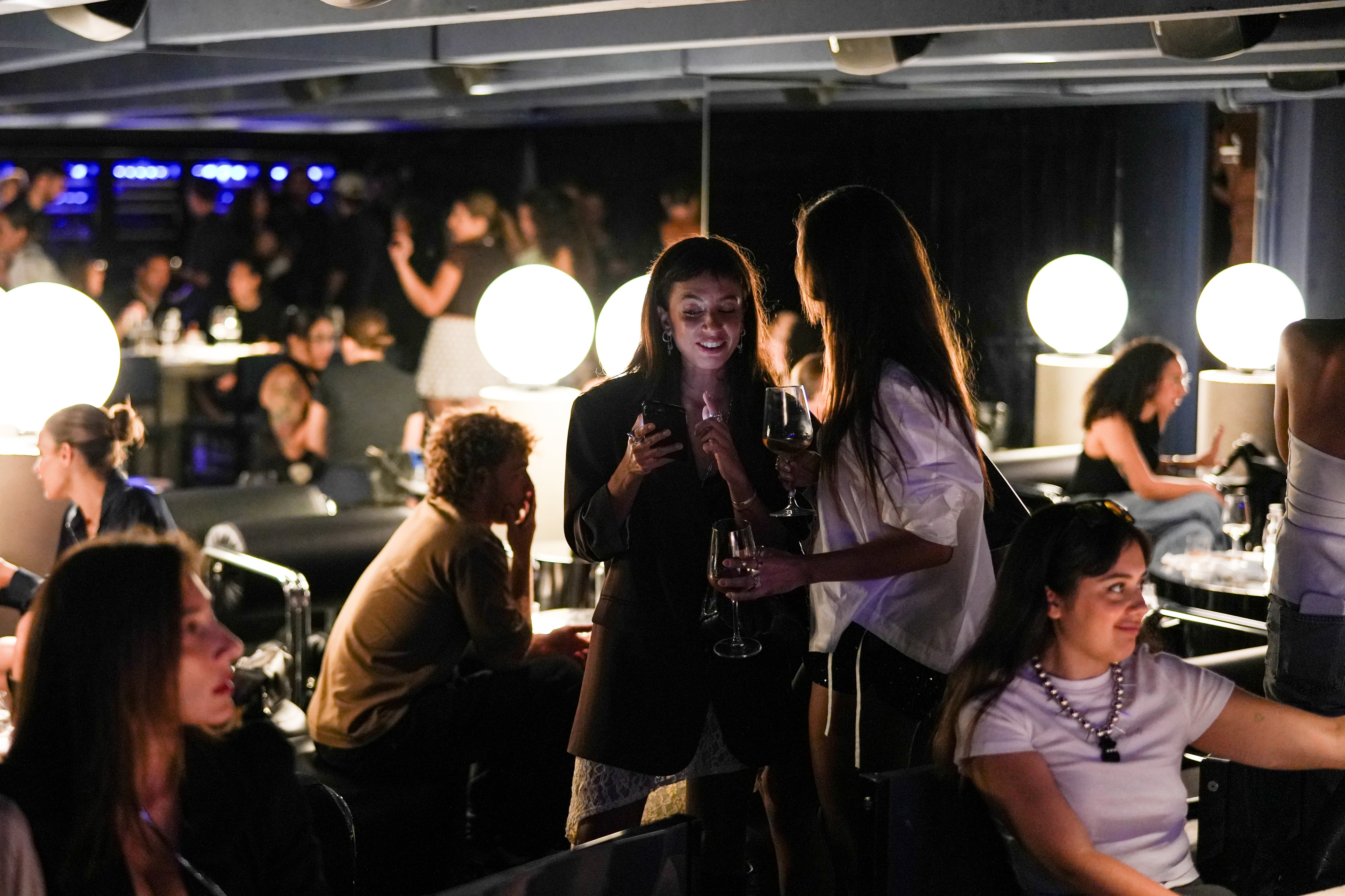 Con cortinados de pana azul, el interiorismo del bar se destaca por el mobiliario de autor