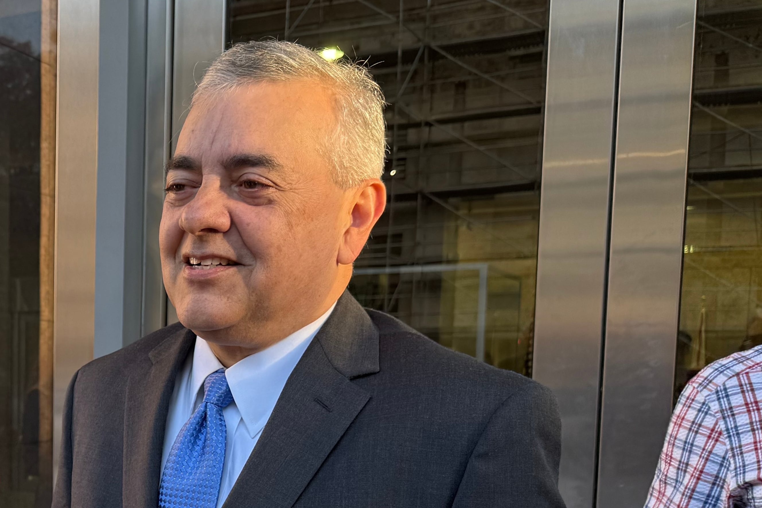 El excongresista David Rivera llega al tribunal de Miami el 24 de marzo del 2026. (AP foto/Joshua Goodman)