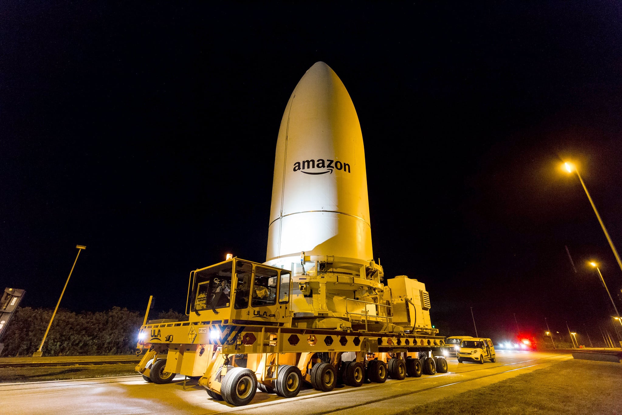 La cápsula con los satélites de Amazon en Cabo Cañaveral, antes de ser montada sobre el cohete que la llevará al espacio