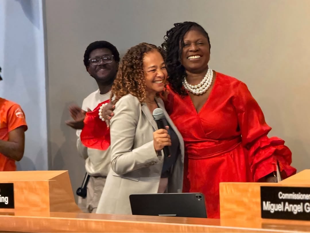 La comisionada Christine King (izquierda) mostró preocupación de que los pastores locales y otros líderes no habían sido consultados sobre la propuesta de Rosado