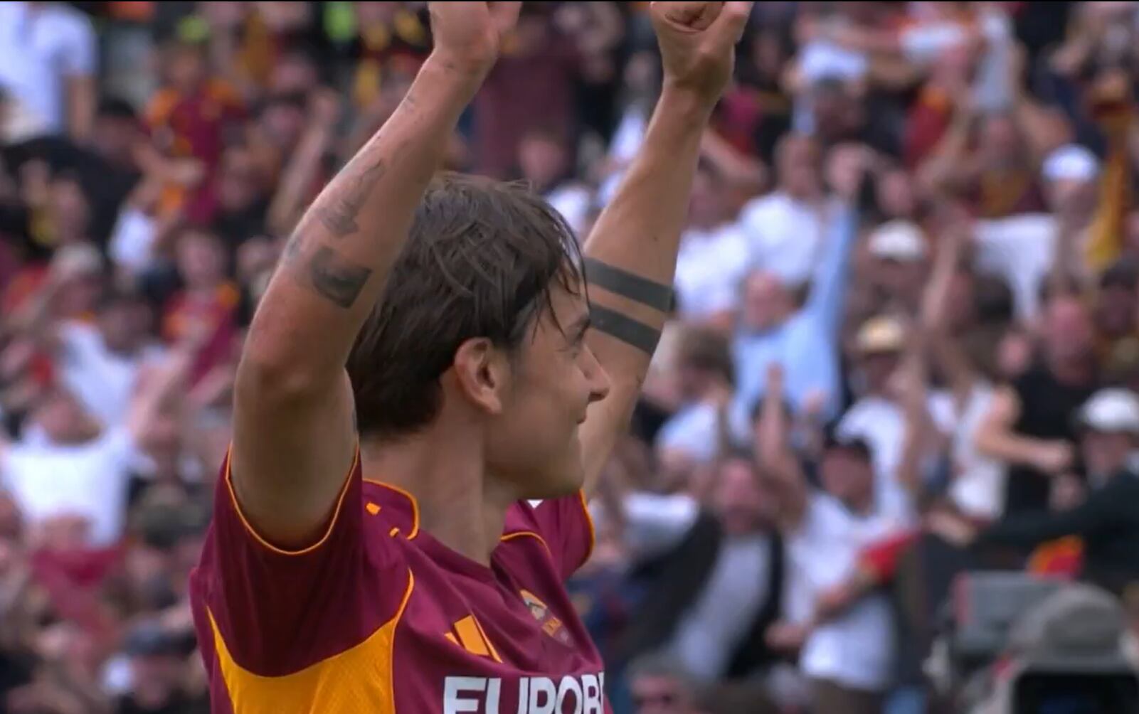 Paulo Dybala dio una asistencia en el triunfo de Roma ante Lazio en el clásico de la capital de Italia