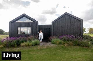 Con un sistema de módulos, se hizo una casa de fin de semana súper elegante en solo cuatro meses