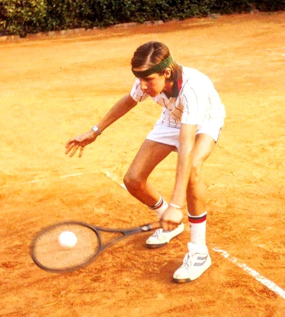 Estilo De la Peña a los 14 años, entrenando en el Belgrano Athletic: vincha, sin muñequeras y reloj en la mano derecha