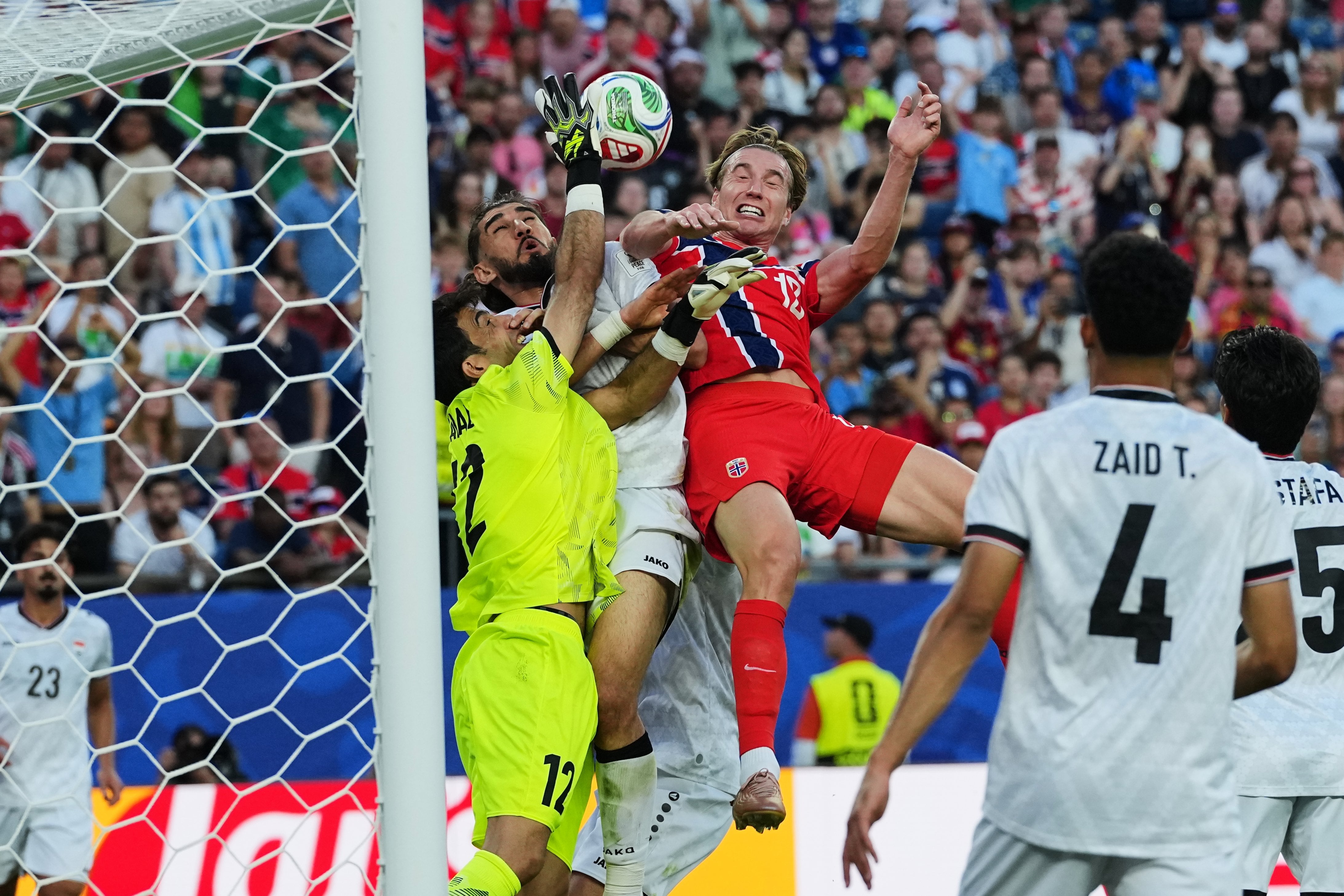 Kristian Thorstvedt cabeceo y la pelota le termina pegando a Aymen Hussein, que la mete en contra para el 4-1 final de Noruega sobre Irak, por la primera fecha del Mundial