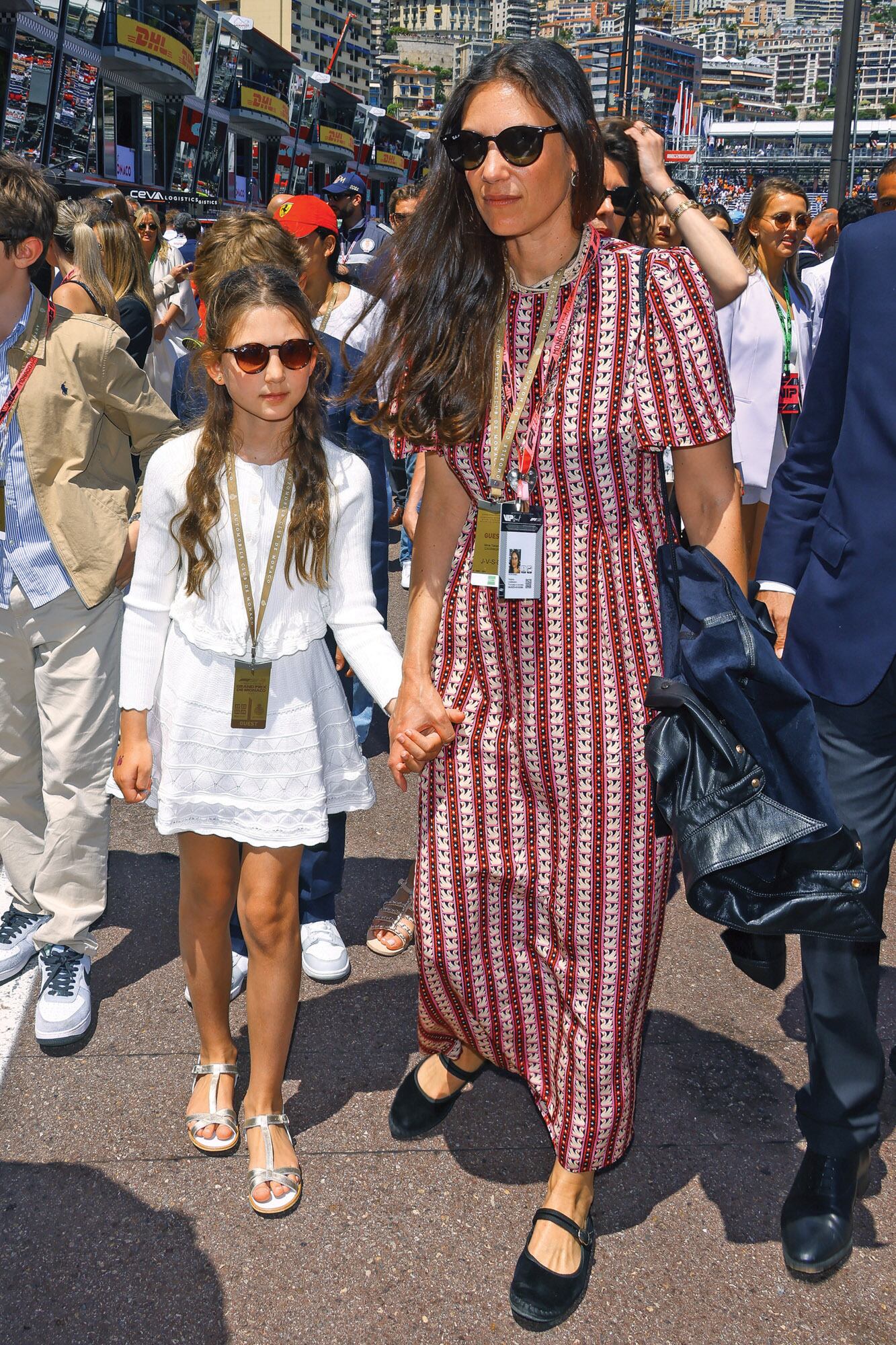 Tatiana Santo Domingo, la mujer Andrea Casiraghi, el hijo mayor de la princesa Carolina, con el vestido Lisa, una propuesta realizada en seda con rayas de cisne de Muzungu Sisters, la marca sostenible y artesanal que fundó. En la foto, con su hija India.