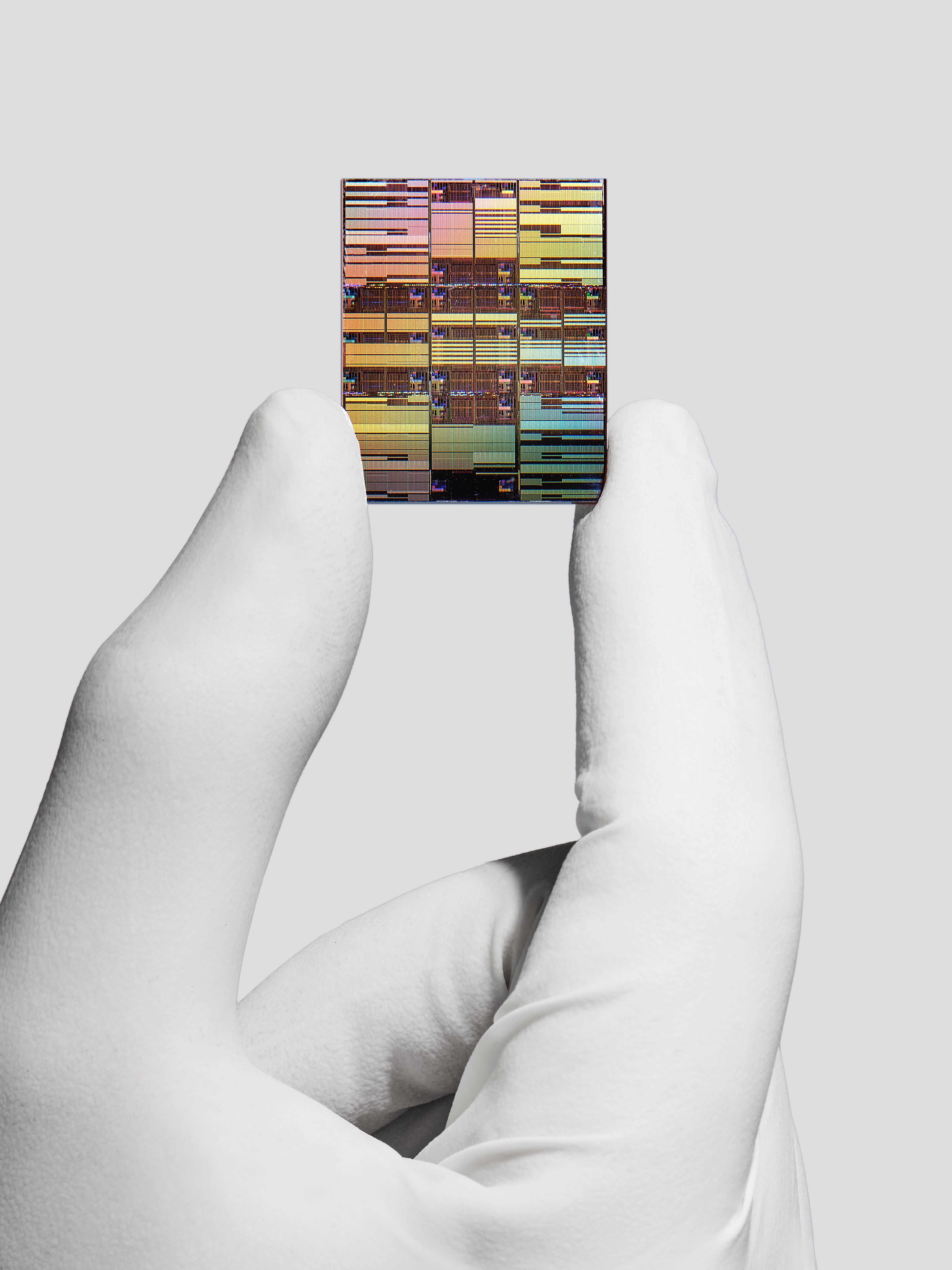 IBM presenta el primer chip de menos de 1 nanómetro, con 100.000 millones de transistores y el tamaño de una uña