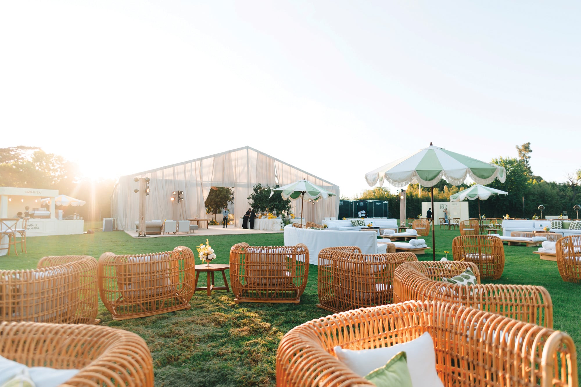 En el jardín con muebles de caña y sombrillas. “La boda fue decorada con temática italiana. Queríamos algo diferente”, contó ella