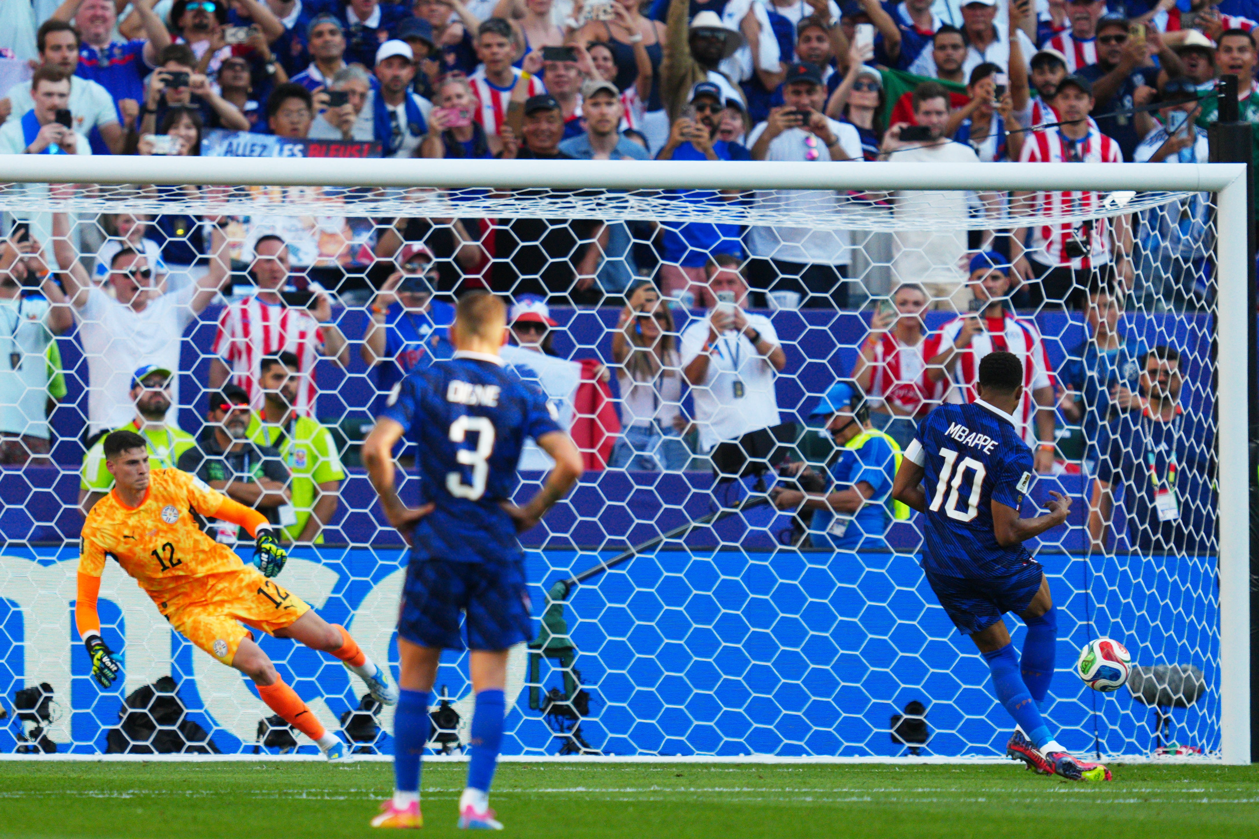 Kylian Mbappé convierte el penal para el triunfo de Francia