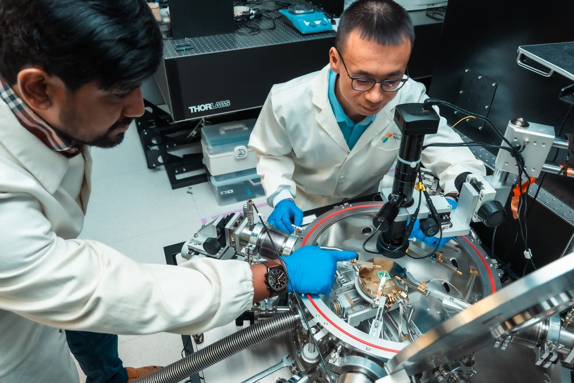 Xiaohang Li, investigador de la Universidad de Ciencia y Tecnología Rey Abdullah de Arabia Saudí (KAUST) y su equipo han diseñado un chip con 41 capas verticales de semiconductores y materiales aislantes, aproximadamente diez veces más alto que cualquier otro fabricado anteriormente