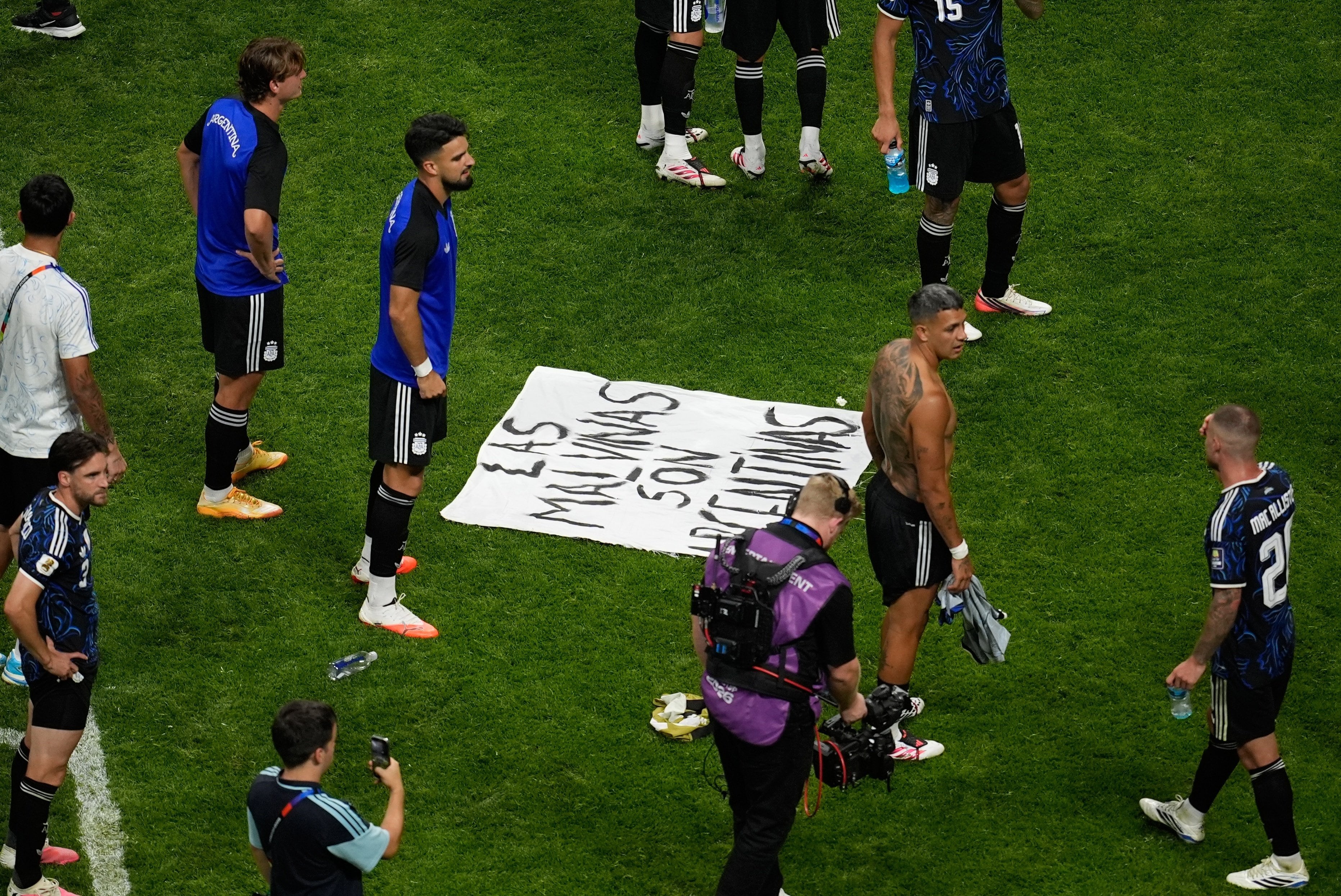 Algunos jugadores rodeando la bandera con el mensaje: