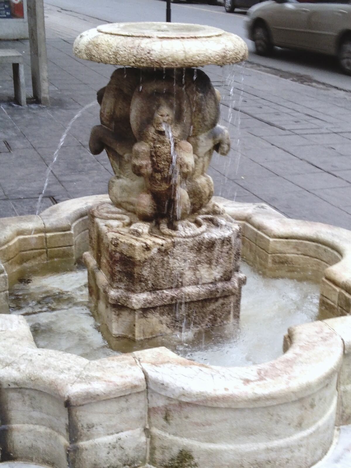 Tres Leones, frente al Museo Histórico Provincial Marqués de Sobremonte.