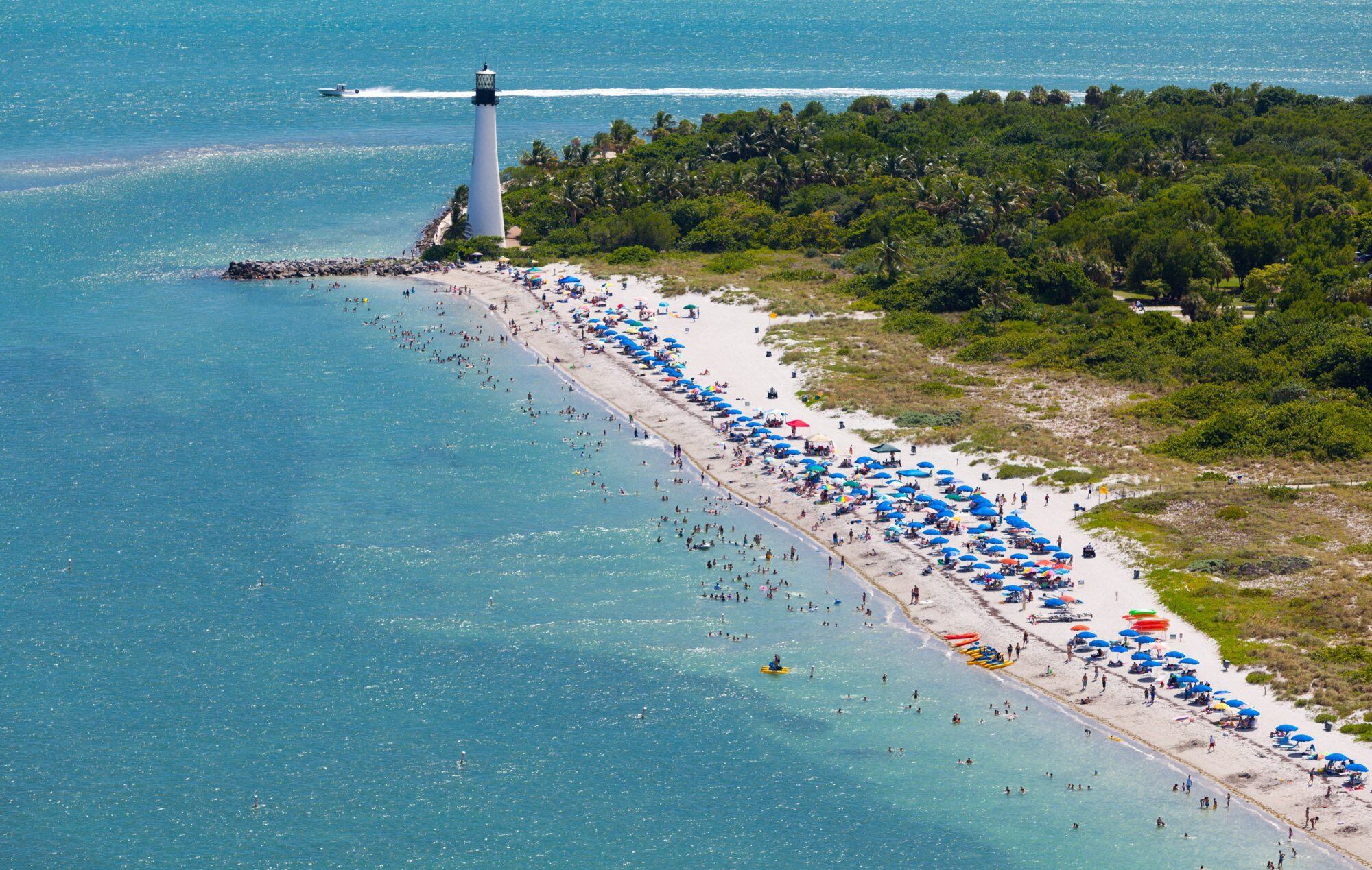 Las familias pueden disfrutar de playas tranquilas con un plus: programas que combinan recreación y conservación ambiental