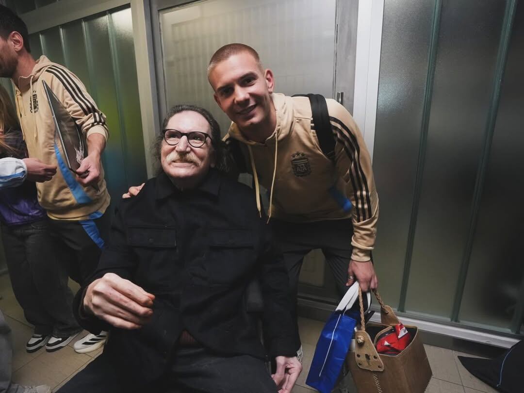 El delantero se dio el lujo de conocer a Charly García (Foto: @franco.mastantuono)