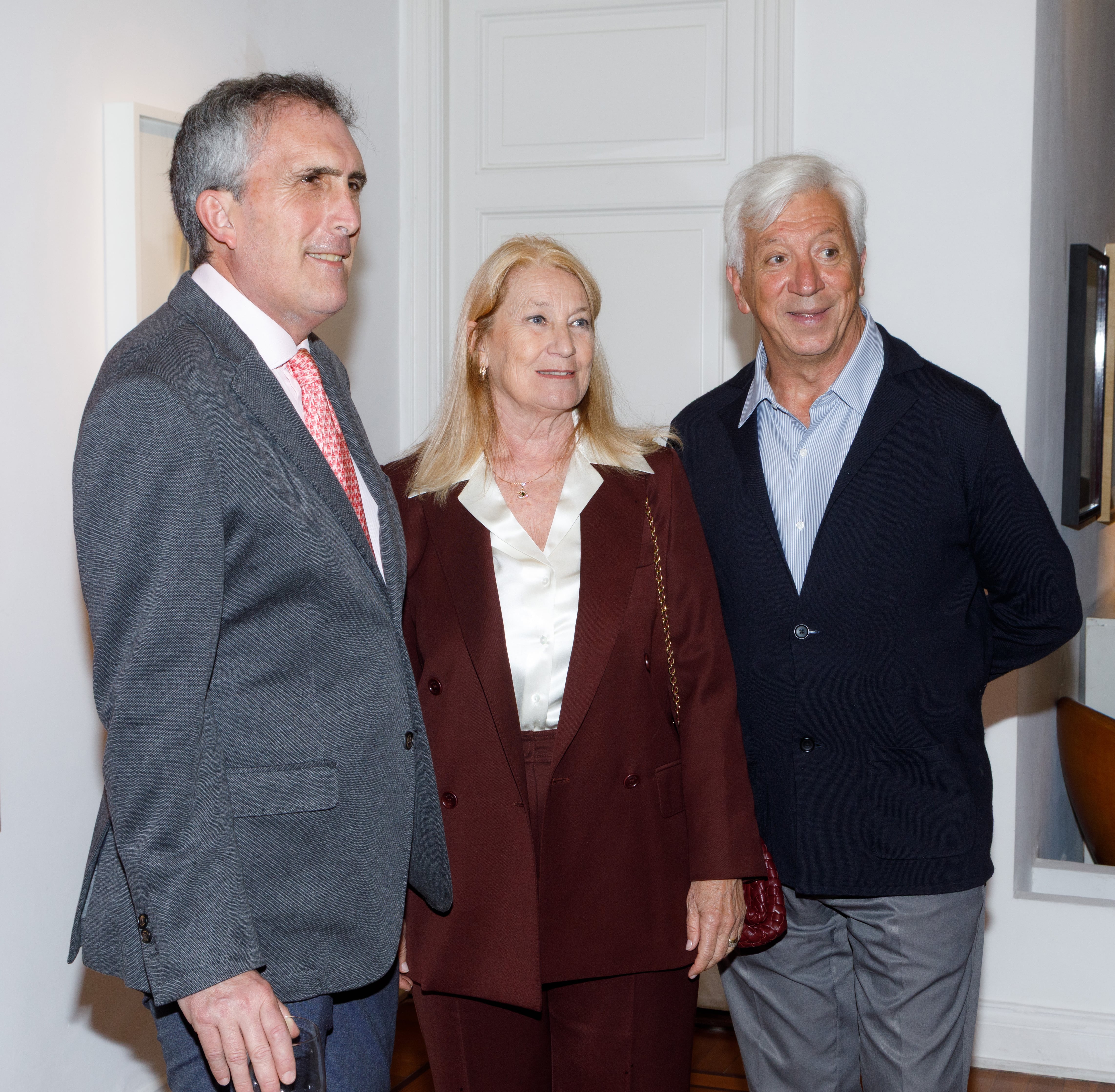 En fotos. Todos los invitados a Arte, Cultura y Diplomacia Pública en Recoleta 24 María Taquini de Blaquier junto a Santiago Varela e Ignacio Miguens, de la comisión de la Fundación Amigos del Teatro San Martín (FATSM)
