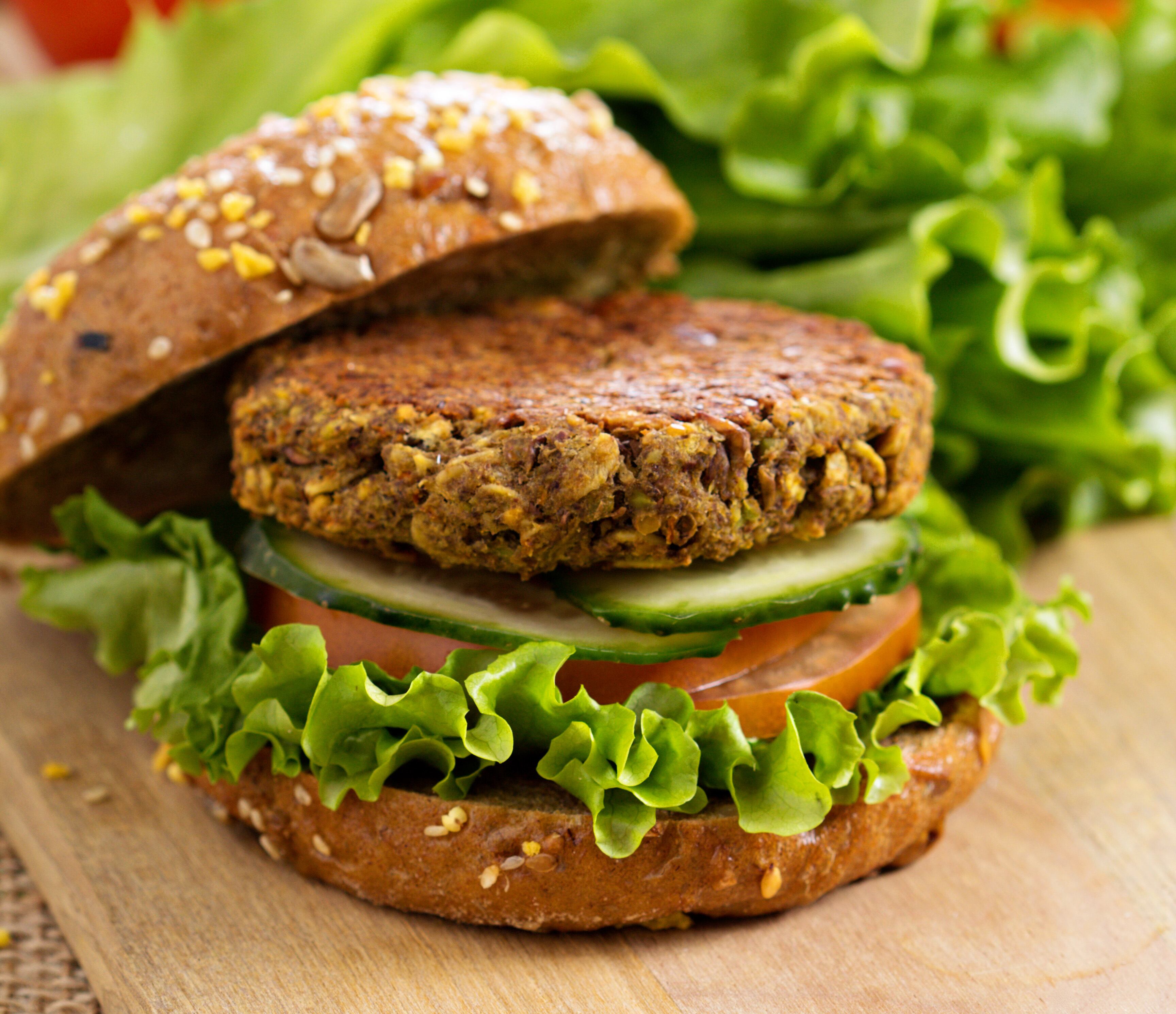 Las hamburguesas de lentejas son muy populares en las comunidades vegetarianas y veganas