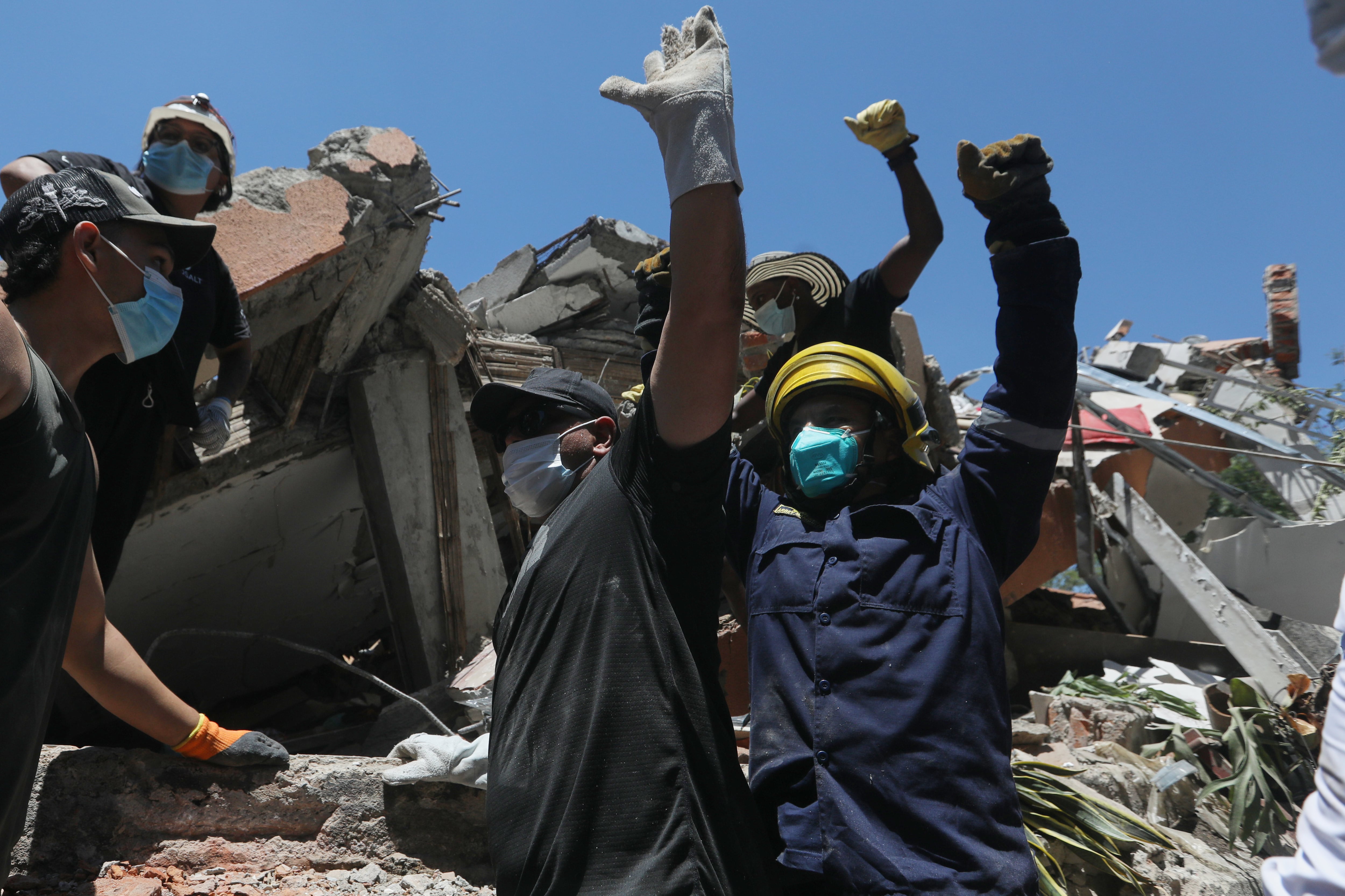 Buscan a un argentino de 69 años que está desaparecido en Colombia tras los terremotos 6 La gente pide silencio durante la búsqueda de supervivientes tras el terremoto que sacudió Cali