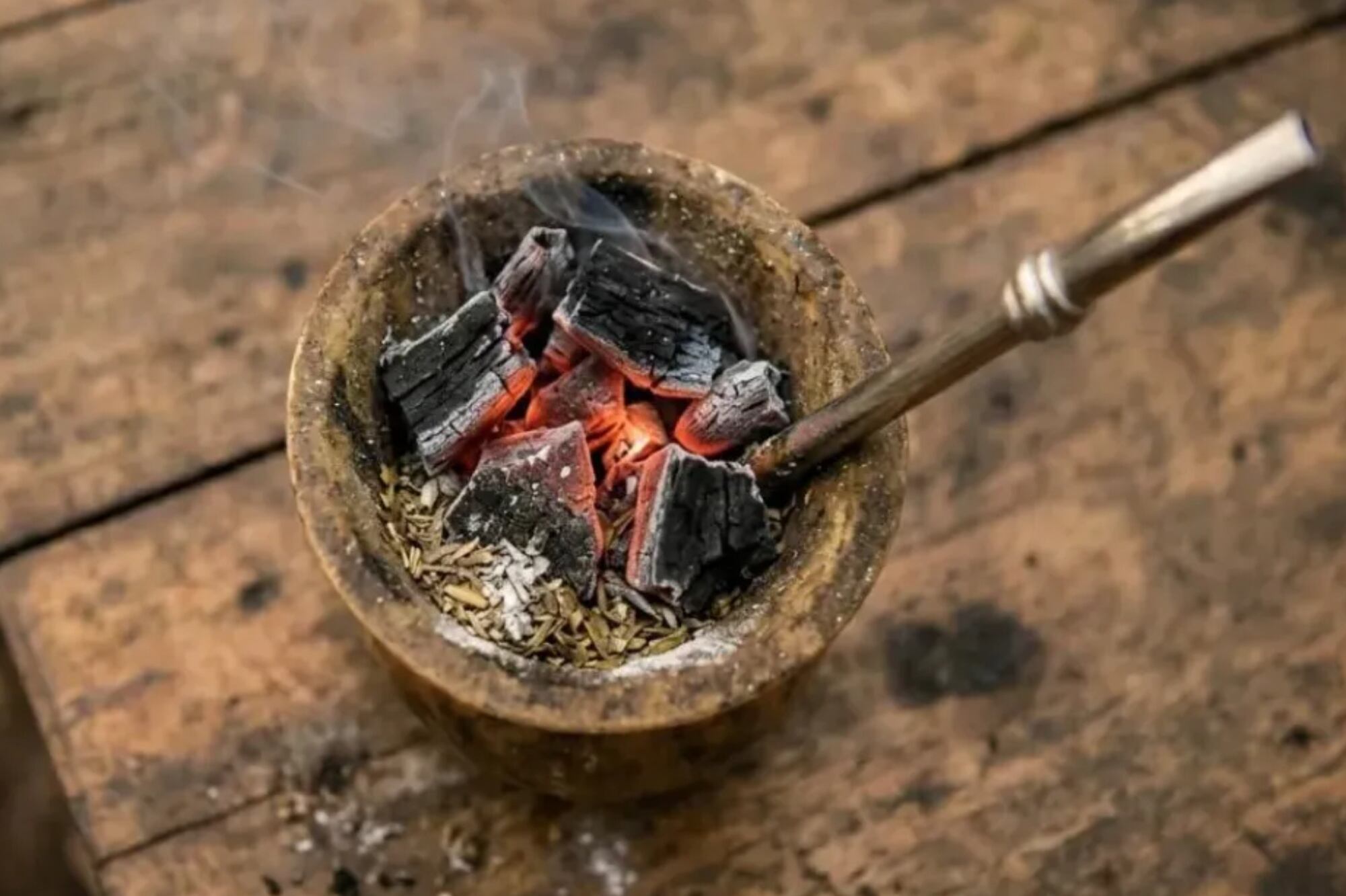 El truco de la brasa dentro del mate: cuál es su beneficio y por qué recomiendan hacerlo
