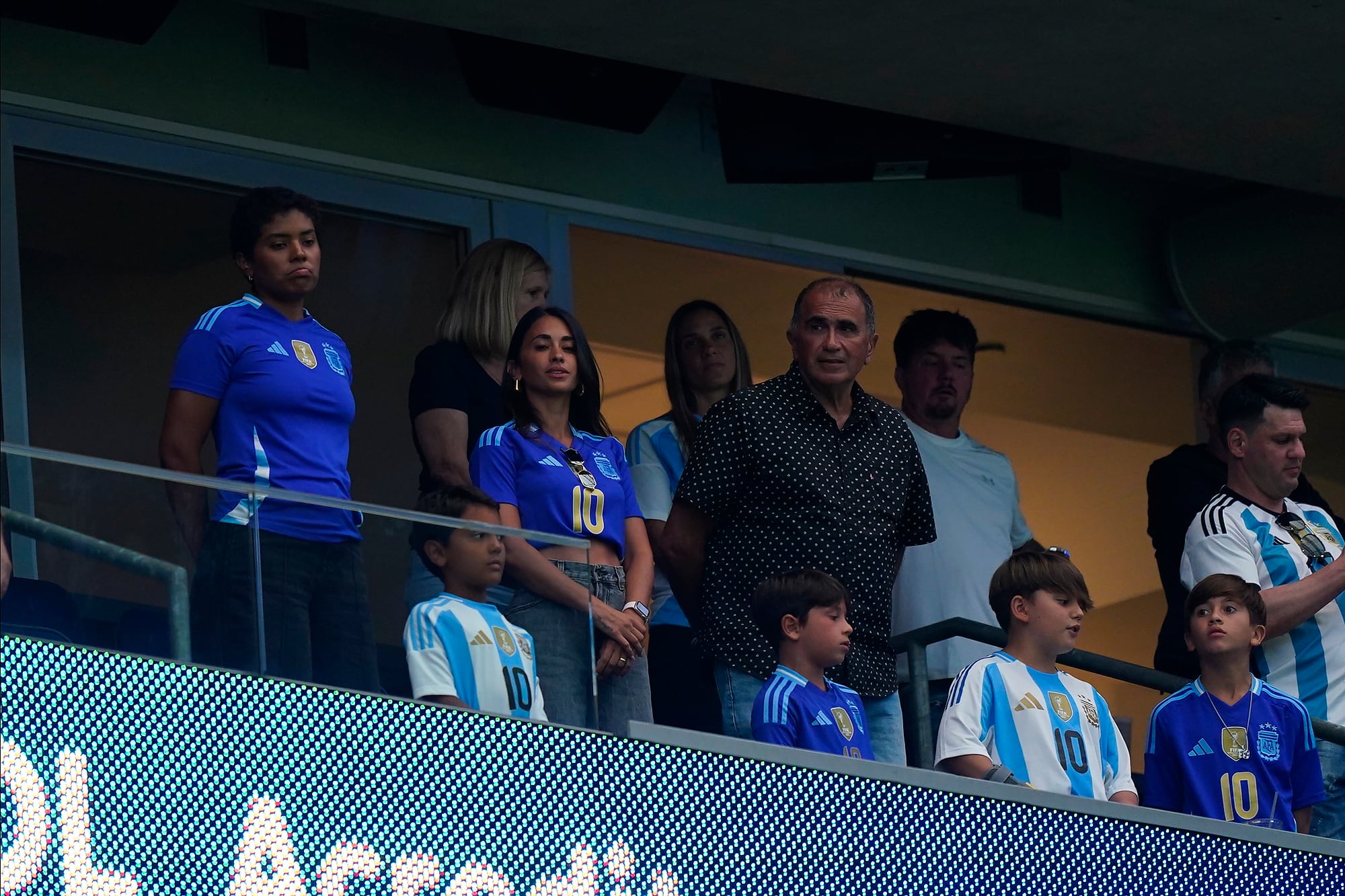 El saludo de Messi con Antonela y sus hijos en la previa del partido