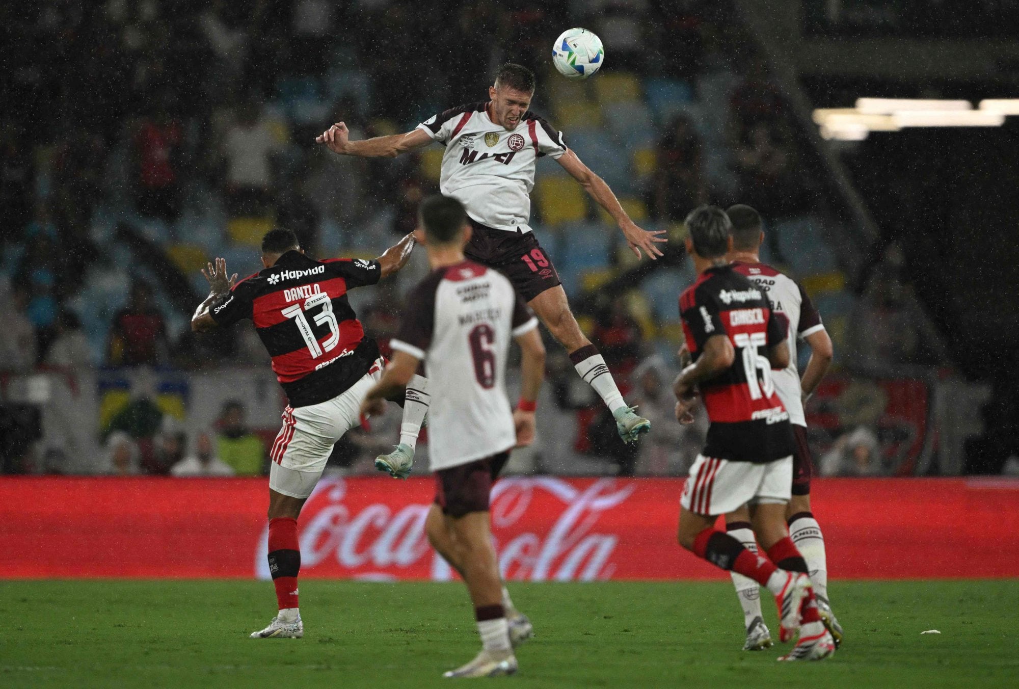 Rodrigo Castillo cabecea la pelota en la final de la Recopa Sudamericana