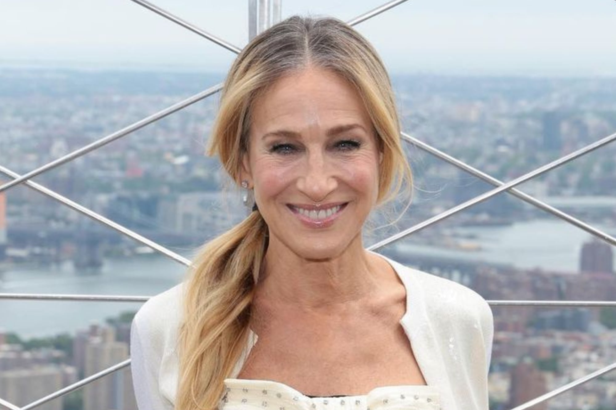 Kate Hudson se sumó a la lista de actrices que celebran el paso del tiempo: “Voy a ser una gran anciana” 10 Sarah Jessica Parker respondió a quienes la criticaron por las canas y las arrugas (Foto: Instagram @justlikethatmax)