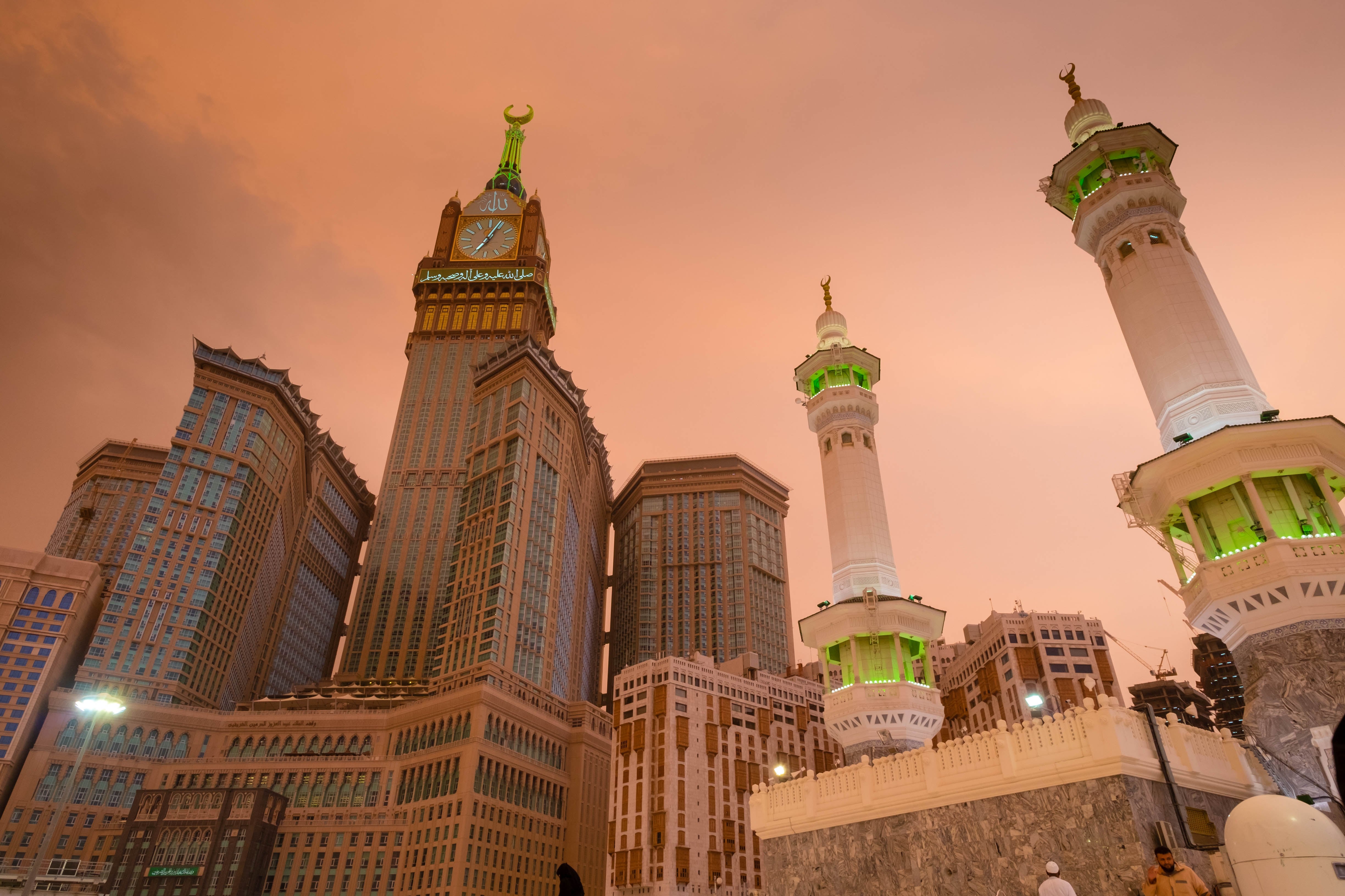 La gran torre del reloj (Hotel Hilton Makkah Convention), vista desde el lado elevado de la mezquita Haram, en La Meca, Arabia Saudita