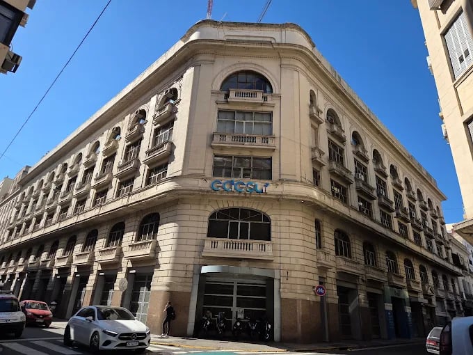 Se derrumbó una parte del techo del edificio central de Edesur y debieron evacuar a 50 personas