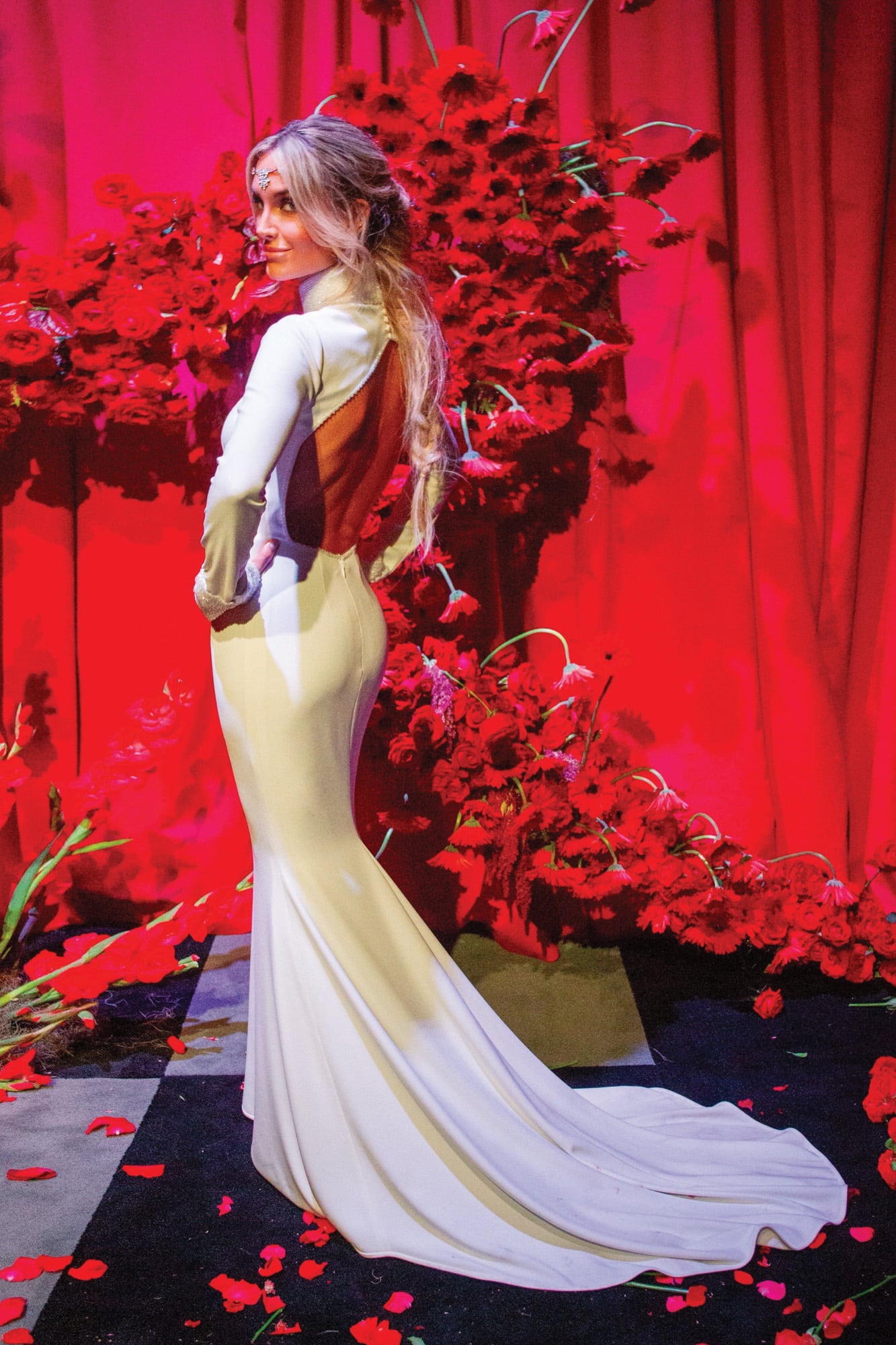 A las ambientadoras Techi Michelson & Martina Lagos, de Michelson Lagos, Horacio les pidió una ambientación “pelada, lo más austera posible”. Mili, sin embargo, lo convenció para montar un único lugar para que los invitados se sacaran fotos en este spot con flores.