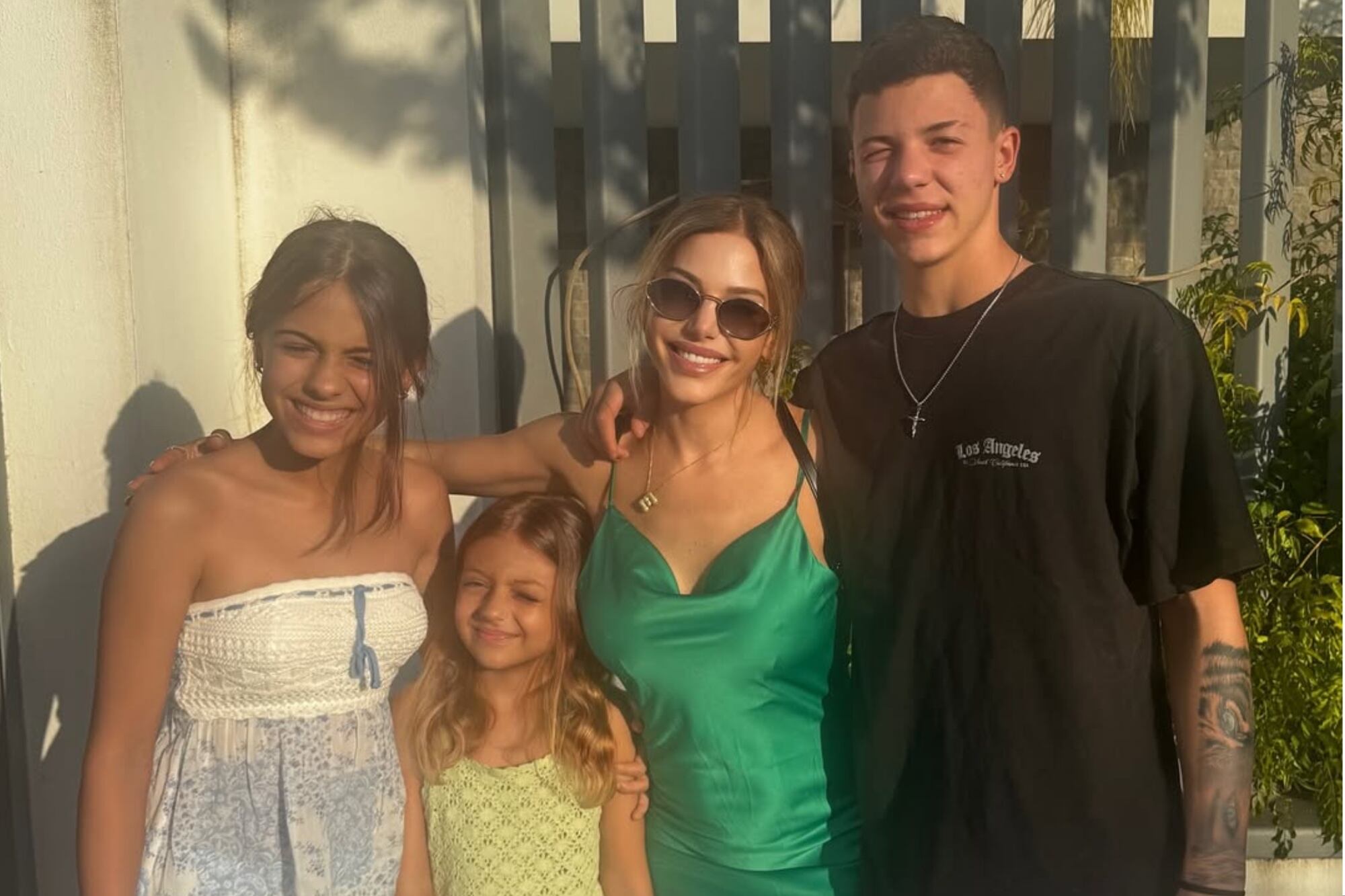 Evangelina Anderson con sus tres hijos