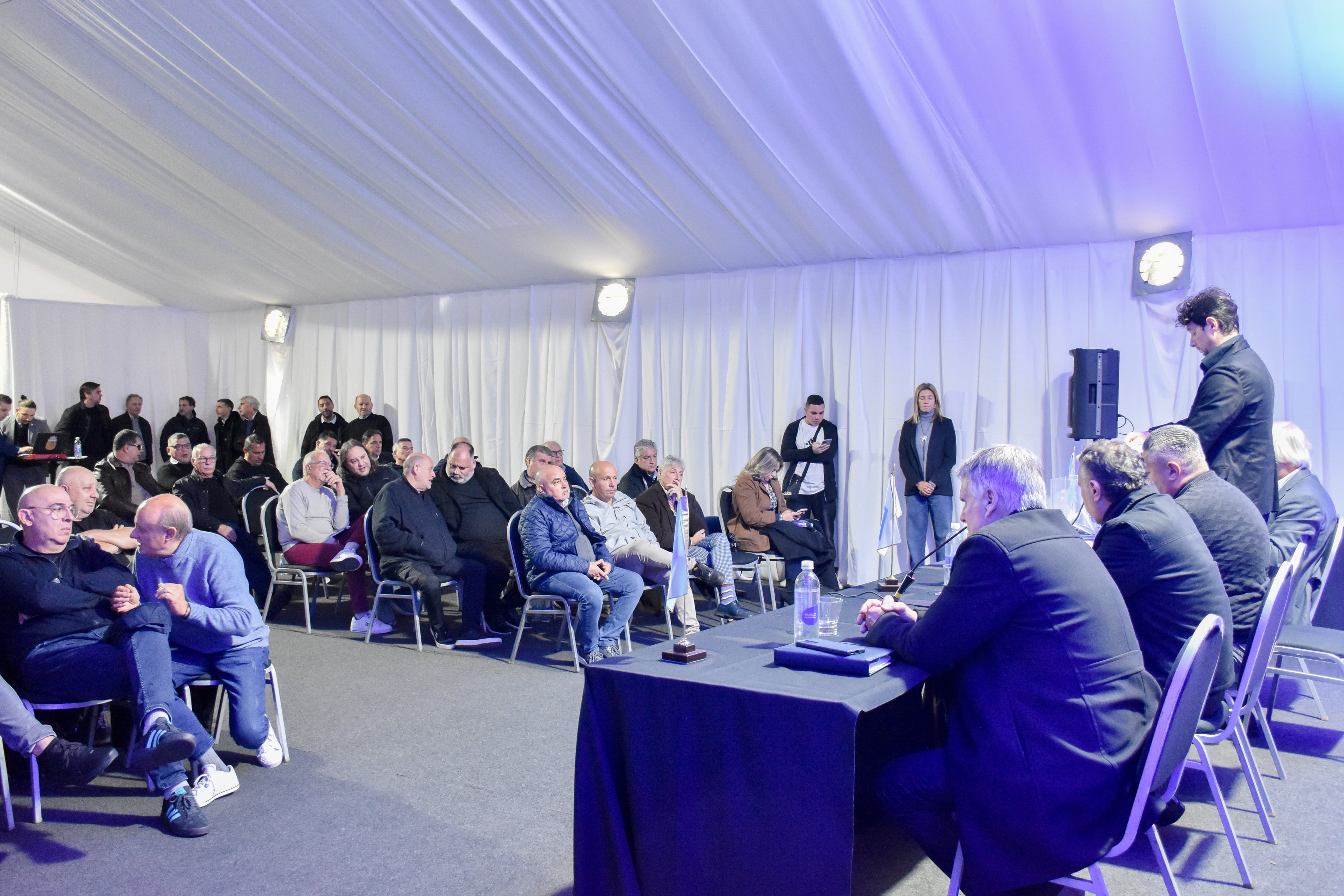 Vista panorámica de la carpa de la sede social de la AFA en Pilar, en la que las diferentes categorías del ascenso eligieron a sus asambleístas