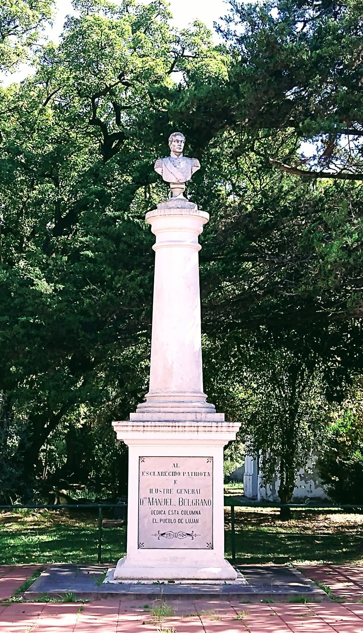 Primer Monumento a Manuel Belgrano ejecutado en el país en 1858, es una columna de mampostería rematada en un busto de mármol que representa al patriota